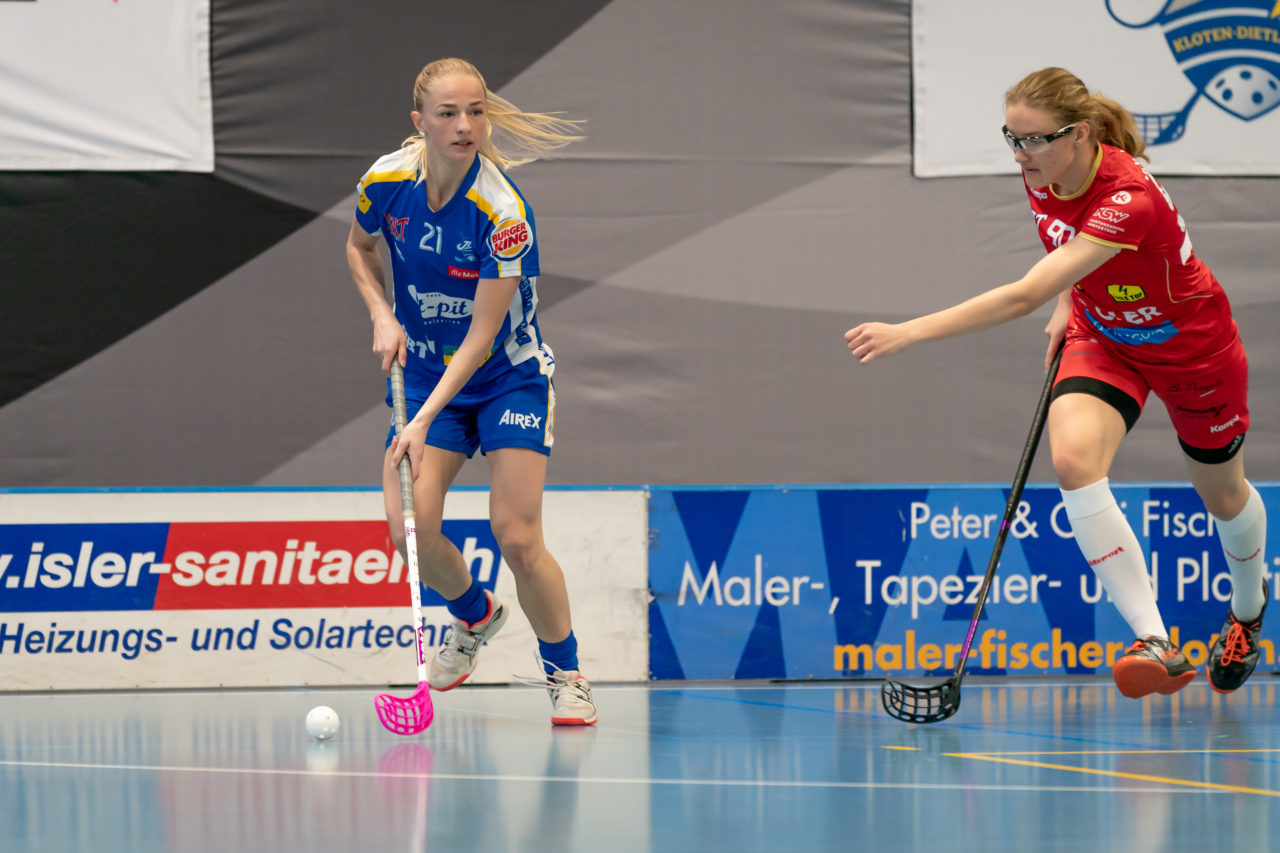 Ruebisbach (Kloten), 02.03.2019, Unihockey Damen NLA Playoffs 1/4-Final Spiel 1, Kloten-Dietlikon Jets - Red Ants Rychenberg Winterthur, Elsa Frisk (Nr. 21, Kloten-Dietlikon Jets) am Ball

(Claudio Schwarz, unihockey-fotos.ch)

Copyright: Claudio Schwarz, unihockey-fotos.ch – Dieses Bild wurde durch swiss unihockey lizenziert und darf ausschliesslich auf den Online-Kanälen von swiss unihockey verwendet werden. Die redaktionelle oder kommerzielle Nutzung durch Dritte (Medien, Vereine, Unternehmen oder Privatpersonen) per Download von diesem flickr-Account ist ausgeschlossen. Das Bild kann bei Interesse via unihockey-fotos.ch kostenpflichtig lizenziert werden. unihockey-fotos.ch behält sich vor, fehlbaren Medien, Vereinen, Unternehmen oder Privatpersonen Bilder mit einem Zuschlag in Rechnung zu stellen.