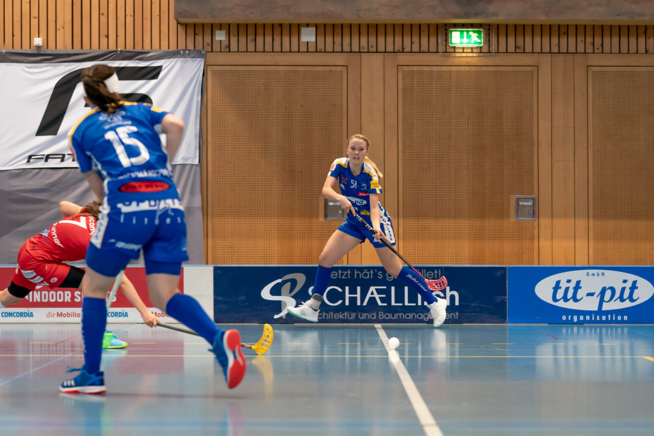 Ruebisbach (Kloten), 02.03.2019, Unihockey Damen NLA Playoffs 1/4-Final Spiel 1, Kloten-Dietlikon Jets - Red Ants Rychenberg Winterthur, Sereina Zwissler (Nr. 51, Kloten-Dietlikon Jets) spielt einen Pass

(Claudio Schwarz, unihockey-fotos.ch)

Copyright: Claudio Schwarz, unihockey-fotos.ch – Dieses Bild wurde durch swiss unihockey lizenziert und darf ausschliesslich auf den Online-Kanälen von swiss unihockey verwendet werden. Die redaktionelle oder kommerzielle Nutzung durch Dritte (Medien, Vereine, Unternehmen oder Privatpersonen) per Download von diesem flickr-Account ist ausgeschlossen. Das Bild kann bei Interesse via unihockey-fotos.ch kostenpflichtig lizenziert werden. unihockey-fotos.ch behält sich vor, fehlbaren Medien, Vereinen, Unternehmen oder Privatpersonen Bilder mit einem Zuschlag in Rechnung zu stellen.