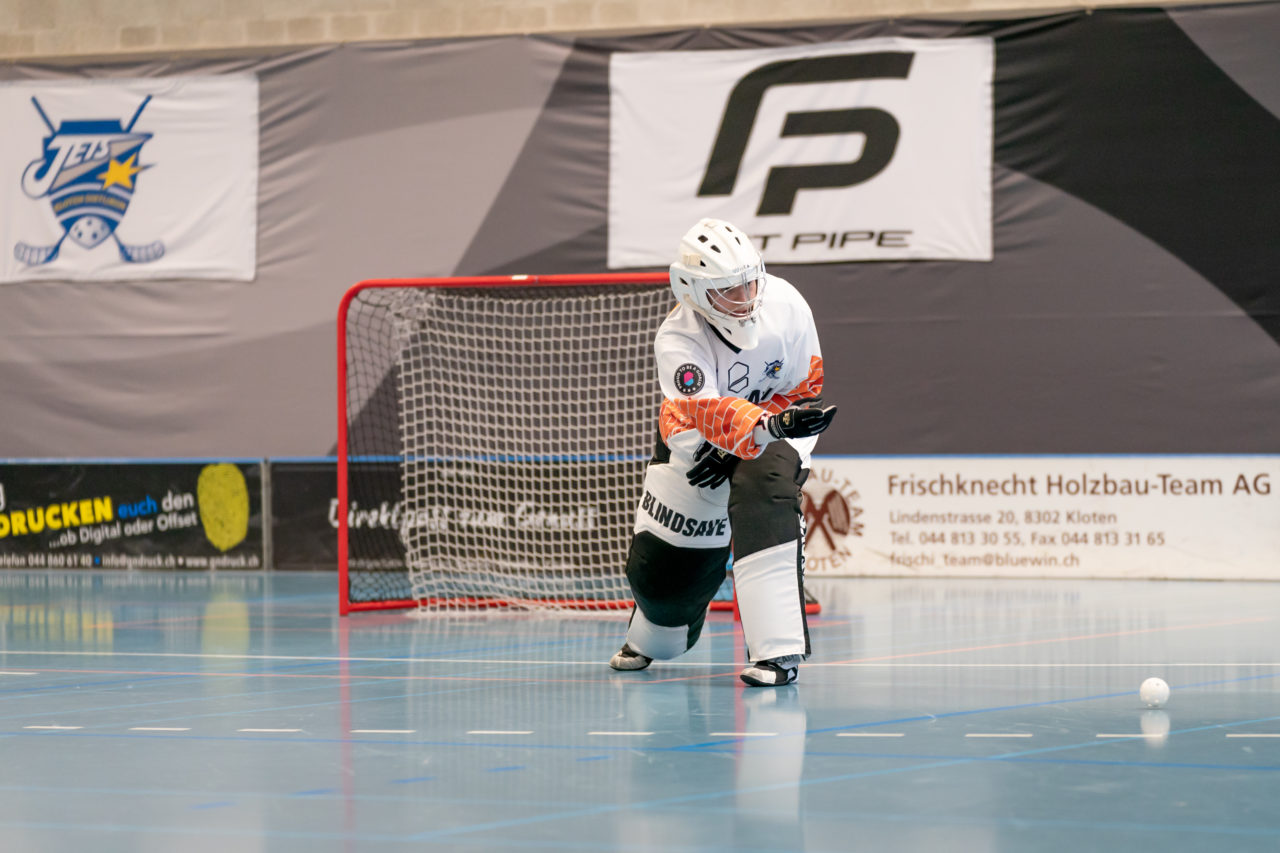 Ruebisbach (Kloten), 02.03.2019, Unihockey Damen NLA Playoffs 1/4-Final Spiel 1, Kloten-Dietlikon Jets - Red Ants Rychenberg Winterthur, Monika Schmid (Nr. 29, Kloten-Dietlikon Jets) mit einem Auswurf

(Claudio Schwarz, unihockey-fotos.ch)

Copyright: Claudio Schwarz, unihockey-fotos.ch – Dieses Bild wurde durch swiss unihockey lizenziert und darf ausschliesslich auf den Online-Kanälen von swiss unihockey verwendet werden. Die redaktionelle oder kommerzielle Nutzung durch Dritte (Medien, Vereine, Unternehmen oder Privatpersonen) per Download von diesem flickr-Account ist ausgeschlossen. Das Bild kann bei Interesse via unihockey-fotos.ch kostenpflichtig lizenziert werden. unihockey-fotos.ch behält sich vor, fehlbaren Medien, Vereinen, Unternehmen oder Privatpersonen Bilder mit einem Zuschlag in Rechnung zu stellen.