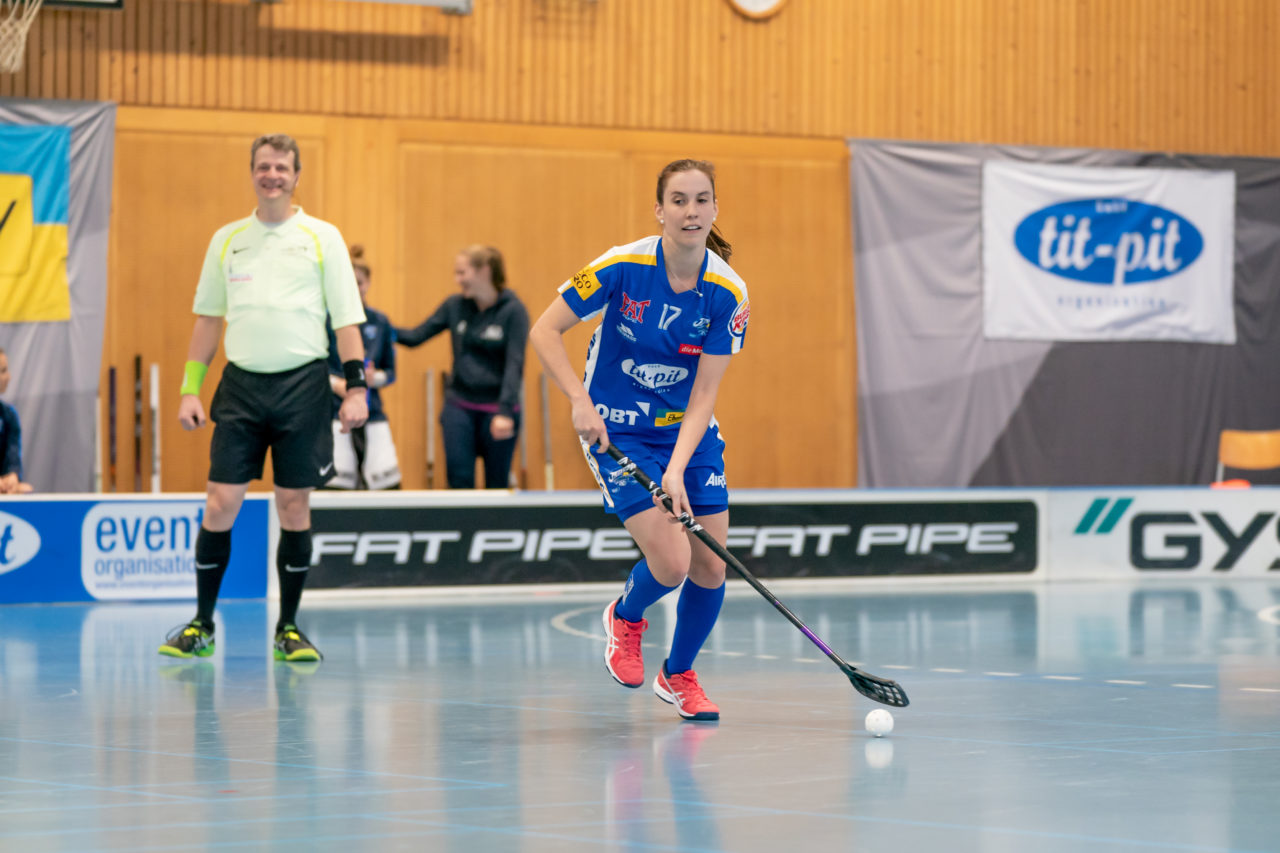 Ruebisbach (Kloten), 02.03.2019, Unihockey Damen NLA Playoffs 1/4-Final Spiel 1, Kloten-Dietlikon Jets - Red Ants Rychenberg Winterthur, Evelyne Ackermann (Nr. 17, Kloten-Dietlikon Jets) am Ball

(Claudio Schwarz, unihockey-fotos.ch)

Copyright: Claudio Schwarz, unihockey-fotos.ch – Dieses Bild wurde durch swiss unihockey lizenziert und darf ausschliesslich auf den Online-Kanälen von swiss unihockey verwendet werden. Die redaktionelle oder kommerzielle Nutzung durch Dritte (Medien, Vereine, Unternehmen oder Privatpersonen) per Download von diesem flickr-Account ist ausgeschlossen. Das Bild kann bei Interesse via unihockey-fotos.ch kostenpflichtig lizenziert werden. unihockey-fotos.ch behält sich vor, fehlbaren Medien, Vereinen, Unternehmen oder Privatpersonen Bilder mit einem Zuschlag in Rechnung zu stellen.