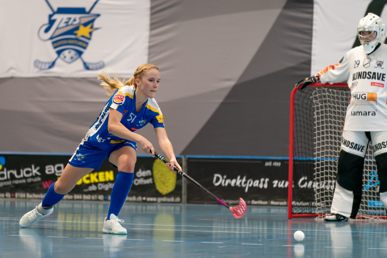 Ruebisbach (Kloten), 02.03.2019, Unihockey Damen NLA Playoffs 1/4-Final Spiel 1, Kloten-Dietlikon Jets - Red Ants Rychenberg Winterthur, Sereina Zwissler (Nr. 51, Kloten-Dietlikon Jets) spielt einen Pass

(Claudio Schwarz, unihockey-fotos.ch)

Copyright: Claudio Schwarz, unihockey-fotos.ch – Dieses Bild wurde durch swiss unihockey lizenziert und darf ausschliesslich auf den Online-Kanälen von swiss unihockey verwendet werden. Die redaktionelle oder kommerzielle Nutzung durch Dritte (Medien, Vereine, Unternehmen oder Privatpersonen) per Download von diesem flickr-Account ist ausgeschlossen. Das Bild kann bei Interesse via unihockey-fotos.ch kostenpflichtig lizenziert werden. unihockey-fotos.ch behält sich vor, fehlbaren Medien, Vereinen, Unternehmen oder Privatpersonen Bilder mit einem Zuschlag in Rechnung zu stellen.