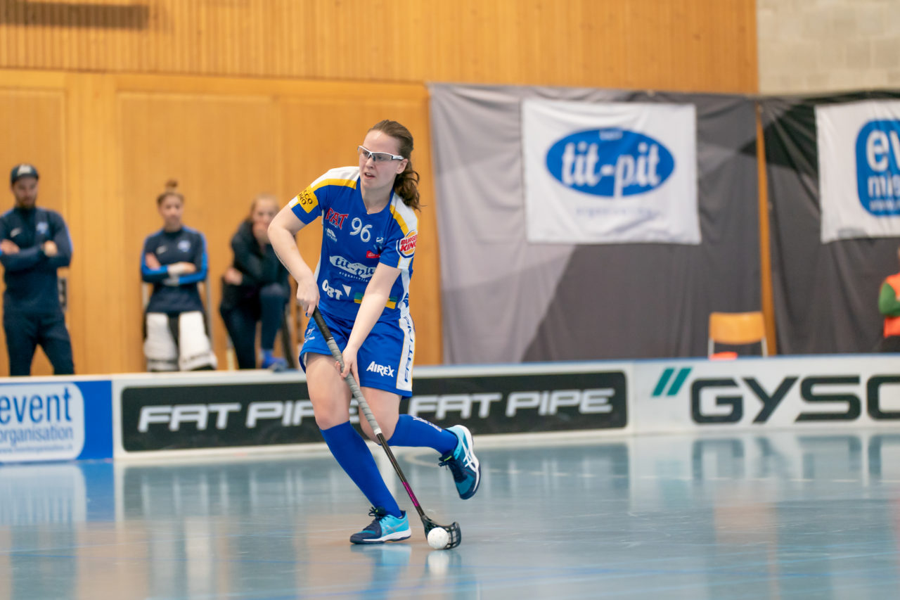 Ruebisbach (Kloten), 02.03.2019, Unihockey Damen NLA Playoffs 1/4-Final Spiel 1, Kloten-Dietlikon Jets - Red Ants Rychenberg Winterthur, Ellenor Bengtsson (Nr. 96, Kloten-Dietlikon Jets) am Ball

(Claudio Schwarz, unihockey-fotos.ch)

Copyright: Claudio Schwarz, unihockey-fotos.ch – Dieses Bild wurde durch swiss unihockey lizenziert und darf ausschliesslich auf den Online-Kanälen von swiss unihockey verwendet werden. Die redaktionelle oder kommerzielle Nutzung durch Dritte (Medien, Vereine, Unternehmen oder Privatpersonen) per Download von diesem flickr-Account ist ausgeschlossen. Das Bild kann bei Interesse via unihockey-fotos.ch kostenpflichtig lizenziert werden. unihockey-fotos.ch behält sich vor, fehlbaren Medien, Vereinen, Unternehmen oder Privatpersonen Bilder mit einem Zuschlag in Rechnung zu stellen.