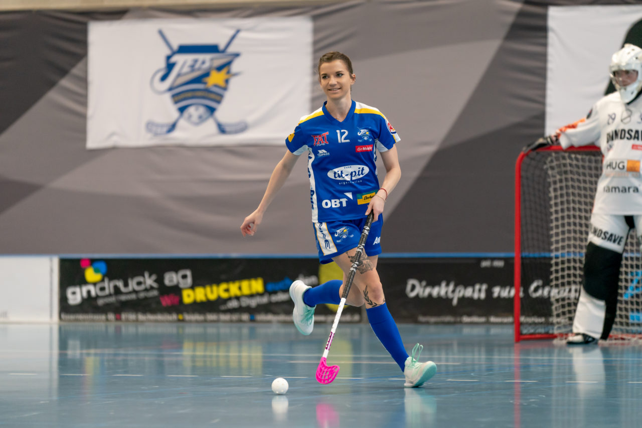Ruebisbach (Kloten), 02.03.2019, Unihockey Damen NLA Playoffs 1/4-Final Spiel 1, Kloten-Dietlikon Jets - Red Ants Rychenberg Winterthur, Katarína Klapitová (Nr. 12, Kloten-Dietlikon Jets) am Ball

(Claudio Schwarz, unihockey-fotos.ch)

Copyright: Claudio Schwarz, unihockey-fotos.ch – Dieses Bild wurde durch swiss unihockey lizenziert und darf ausschliesslich auf den Online-Kanälen von swiss unihockey verwendet werden. Die redaktionelle oder kommerzielle Nutzung durch Dritte (Medien, Vereine, Unternehmen oder Privatpersonen) per Download von diesem flickr-Account ist ausgeschlossen. Das Bild kann bei Interesse via unihockey-fotos.ch kostenpflichtig lizenziert werden. unihockey-fotos.ch behält sich vor, fehlbaren Medien, Vereinen, Unternehmen oder Privatpersonen Bilder mit einem Zuschlag in Rechnung zu stellen.