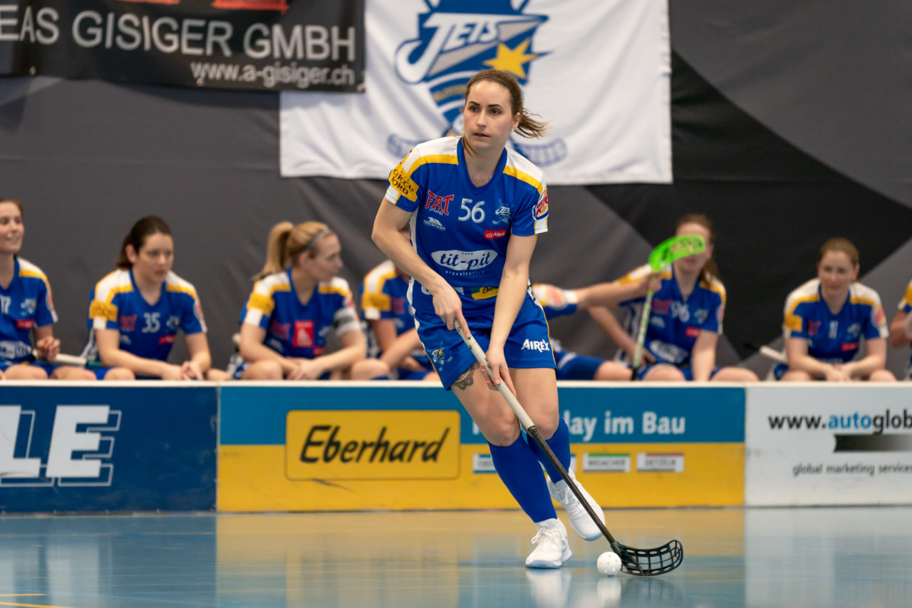 Ruebisbach (Kloten), 02.03.2019, Unihockey Damen NLA Playoffs 1/4-Final Spiel 1, Kloten-Dietlikon Jets - Red Ants Rychenberg Winterthur, Tanja Stella (Nr. 56, Kloten-Dietlikon Jets) am Ball

(Claudio Schwarz, unihockey-fotos.ch)

Copyright: Claudio Schwarz, unihockey-fotos.ch – Dieses Bild wurde durch swiss unihockey lizenziert und darf ausschliesslich auf den Online-Kanälen von swiss unihockey verwendet werden. Die redaktionelle oder kommerzielle Nutzung durch Dritte (Medien, Vereine, Unternehmen oder Privatpersonen) per Download von diesem flickr-Account ist ausgeschlossen. Das Bild kann bei Interesse via unihockey-fotos.ch kostenpflichtig lizenziert werden. unihockey-fotos.ch behält sich vor, fehlbaren Medien, Vereinen, Unternehmen oder Privatpersonen Bilder mit einem Zuschlag in Rechnung zu stellen.