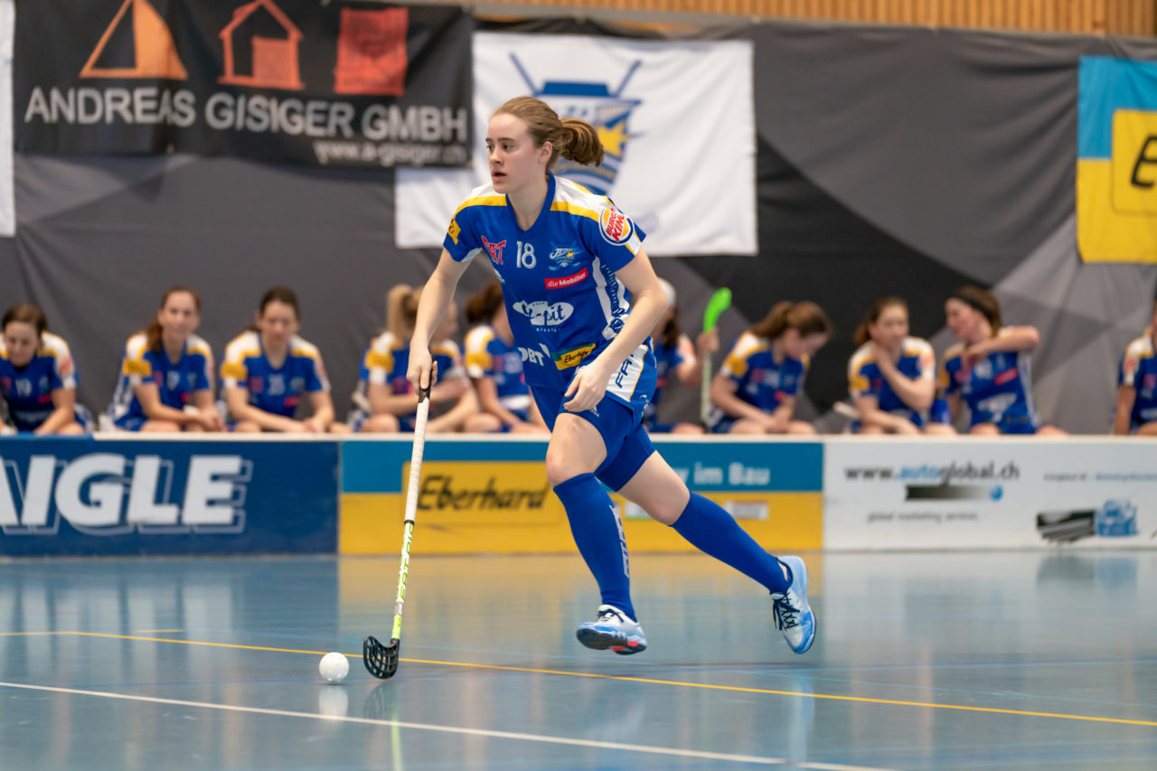 Ruebisbach (Kloten), 02.03.2019, Unihockey Damen NLA Playoffs 1/4-Final Spiel 1, Kloten-Dietlikon Jets - Red Ants Rychenberg Winterthur, Kassandra Luck (Nr. 18, Kloten-Dietlikon Jets) am Ball

(Claudio Schwarz, unihockey-fotos.ch)

Copyright: Claudio Schwarz, unihockey-fotos.ch – Dieses Bild wurde durch swiss unihockey lizenziert und darf ausschliesslich auf den Online-Kanälen von swiss unihockey verwendet werden. Die redaktionelle oder kommerzielle Nutzung durch Dritte (Medien, Vereine, Unternehmen oder Privatpersonen) per Download von diesem flickr-Account ist ausgeschlossen. Das Bild kann bei Interesse via unihockey-fotos.ch kostenpflichtig lizenziert werden. unihockey-fotos.ch behält sich vor, fehlbaren Medien, Vereinen, Unternehmen oder Privatpersonen Bilder mit einem Zuschlag in Rechnung zu stellen.