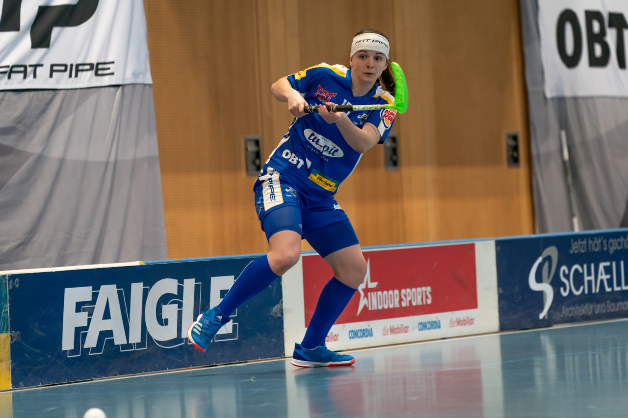 Ruebisbach (Kloten), 02.03.2019, Unihockey Damen NLA Playoffs 1/4-Final Spiel 1, Kloten-Dietlikon Jets - Red Ants Rychenberg Winterthur, Natalie Martinakova (Nr. 15, Kloten-Dietlikon Jets) spielt einen Pass

(Claudio Schwarz, unihockey-fotos.ch)

Copyright: Claudio Schwarz, unihockey-fotos.ch – Dieses Bild wurde durch swiss unihockey lizenziert und darf ausschliesslich auf den Online-Kanälen von swiss unihockey verwendet werden. Die redaktionelle oder kommerzielle Nutzung durch Dritte (Medien, Vereine, Unternehmen oder Privatpersonen) per Download von diesem flickr-Account ist ausgeschlossen. Das Bild kann bei Interesse via unihockey-fotos.ch kostenpflichtig lizenziert werden. unihockey-fotos.ch behält sich vor, fehlbaren Medien, Vereinen, Unternehmen oder Privatpersonen Bilder mit einem Zuschlag in Rechnung zu stellen.