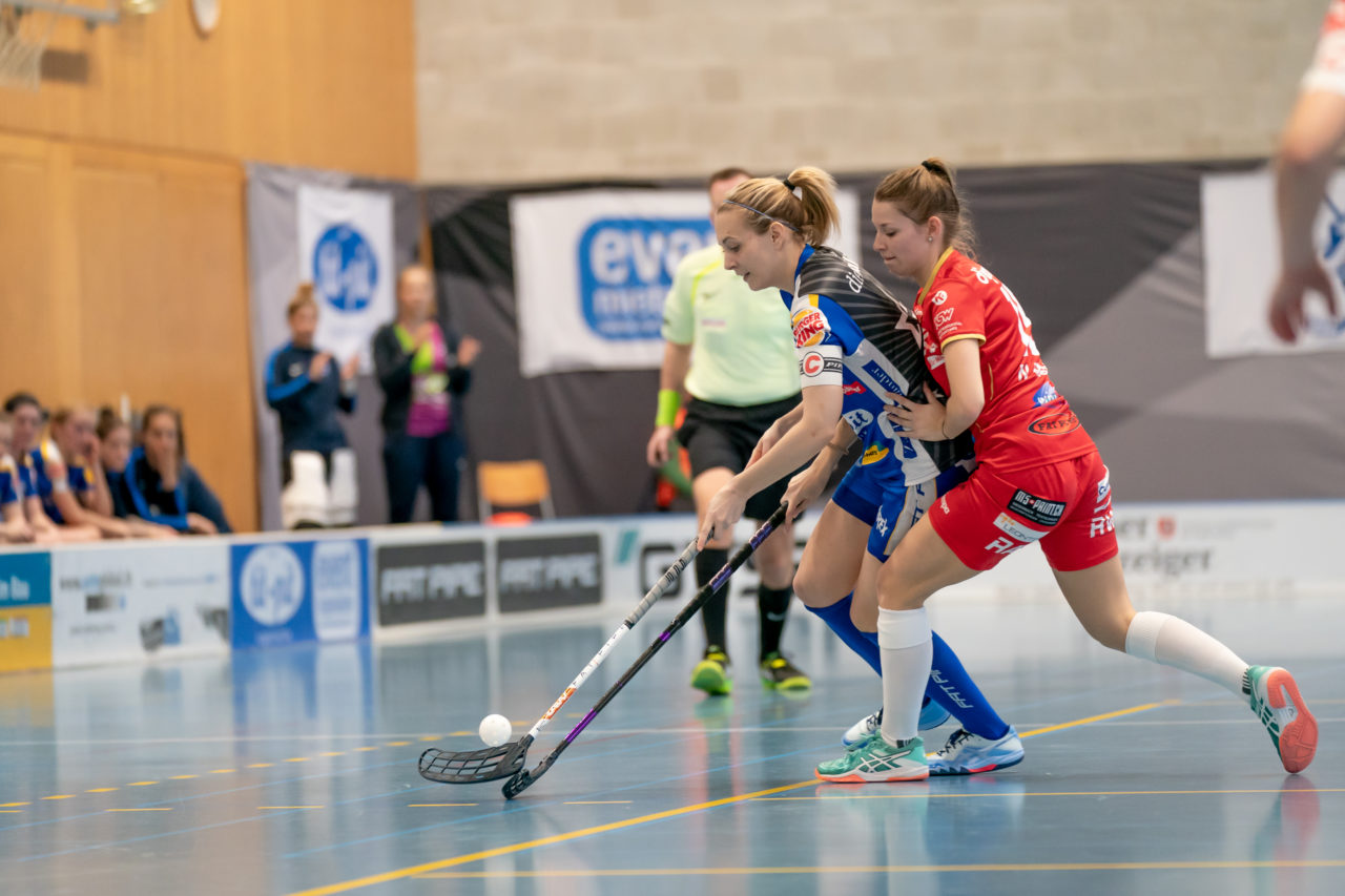 Ruebisbach (Kloten), 02.03.2019, Unihockey Damen NLA Playoffs 1/4-Final Spiel 1, Kloten-Dietlikon Jets - Red Ants Rychenberg Winterthur, Michelle Wiki (Nr. 6, Kloten-Dietlikon Jets) wird von Nicole Mattle (Nr. 15, Red Ants Rychenberg Winterthur) bedrängt

(Claudio Schwarz, unihockey-fotos.ch)

Copyright: Claudio Schwarz, unihockey-fotos.ch – Dieses Bild wurde durch swiss unihockey lizenziert und darf ausschliesslich auf den Online-Kanälen von swiss unihockey verwendet werden. Die redaktionelle oder kommerzielle Nutzung durch Dritte (Medien, Vereine, Unternehmen oder Privatpersonen) per Download von diesem flickr-Account ist ausgeschlossen. Das Bild kann bei Interesse via unihockey-fotos.ch kostenpflichtig lizenziert werden. unihockey-fotos.ch behält sich vor, fehlbaren Medien, Vereinen, Unternehmen oder Privatpersonen Bilder mit einem Zuschlag in Rechnung zu stellen.