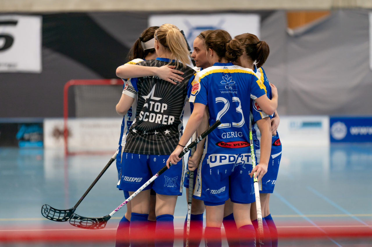 Ruebisbach (Kloten), 02.03.2019, Unihockey Damen NLA Playoffs 1/4-Final Spiel 1, Kloten-Dietlikon Jets - Red Ants Rychenberg Winterthur, Torjubel zum 3:1

(Claudio Schwarz, unihockey-fotos.ch)

Copyright: Claudio Schwarz, unihockey-fotos.ch – Dieses Bild wurde durch swiss unihockey lizenziert und darf ausschliesslich auf den Online-Kanälen von swiss unihockey verwendet werden. Die redaktionelle oder kommerzielle Nutzung durch Dritte (Medien, Vereine, Unternehmen oder Privatpersonen) per Download von diesem flickr-Account ist ausgeschlossen. Das Bild kann bei Interesse via unihockey-fotos.ch kostenpflichtig lizenziert werden. unihockey-fotos.ch behält sich vor, fehlbaren Medien, Vereinen, Unternehmen oder Privatpersonen Bilder mit einem Zuschlag in Rechnung zu stellen.