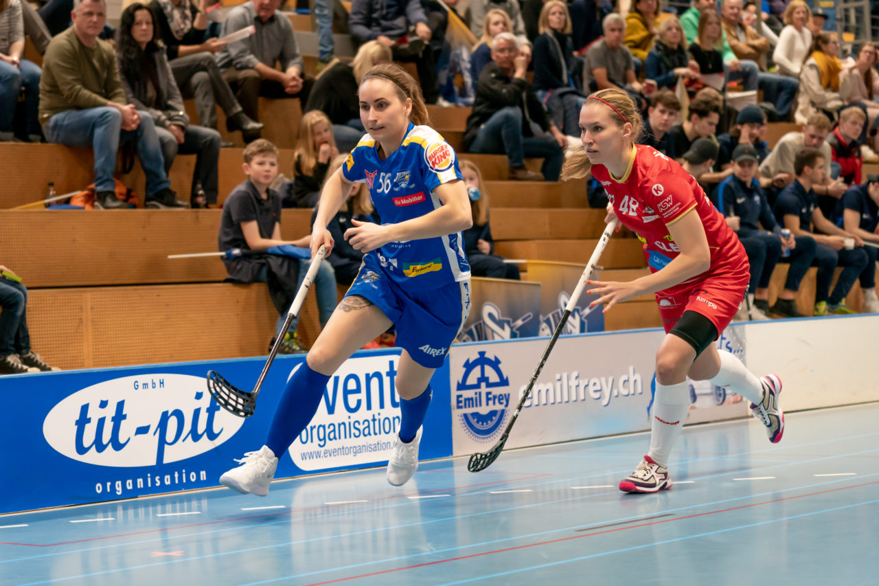 Ruebisbach (Kloten), 02.03.2019, Unihockey Damen NLA Playoffs 1/4-Final Spiel 1, Kloten-Dietlikon Jets - Red Ants Rychenberg Winterthur, Tanja Stella (Nr. 56, Kloten-Dietlikon Jets) im Laufduell mit Marjut Mäkelä (Nr. 48, Red Ants Rychenberg Winterthur)

(Claudio Schwarz, unihockey-fotos.ch)

Copyright: Claudio Schwarz, unihockey-fotos.ch – Dieses Bild wurde durch swiss unihockey lizenziert und darf ausschliesslich auf den Online-Kanälen von swiss unihockey verwendet werden. Die redaktionelle oder kommerzielle Nutzung durch Dritte (Medien, Vereine, Unternehmen oder Privatpersonen) per Download von diesem flickr-Account ist ausgeschlossen. Das Bild kann bei Interesse via unihockey-fotos.ch kostenpflichtig lizenziert werden. unihockey-fotos.ch behält sich vor, fehlbaren Medien, Vereinen, Unternehmen oder Privatpersonen Bilder mit einem Zuschlag in Rechnung zu stellen.