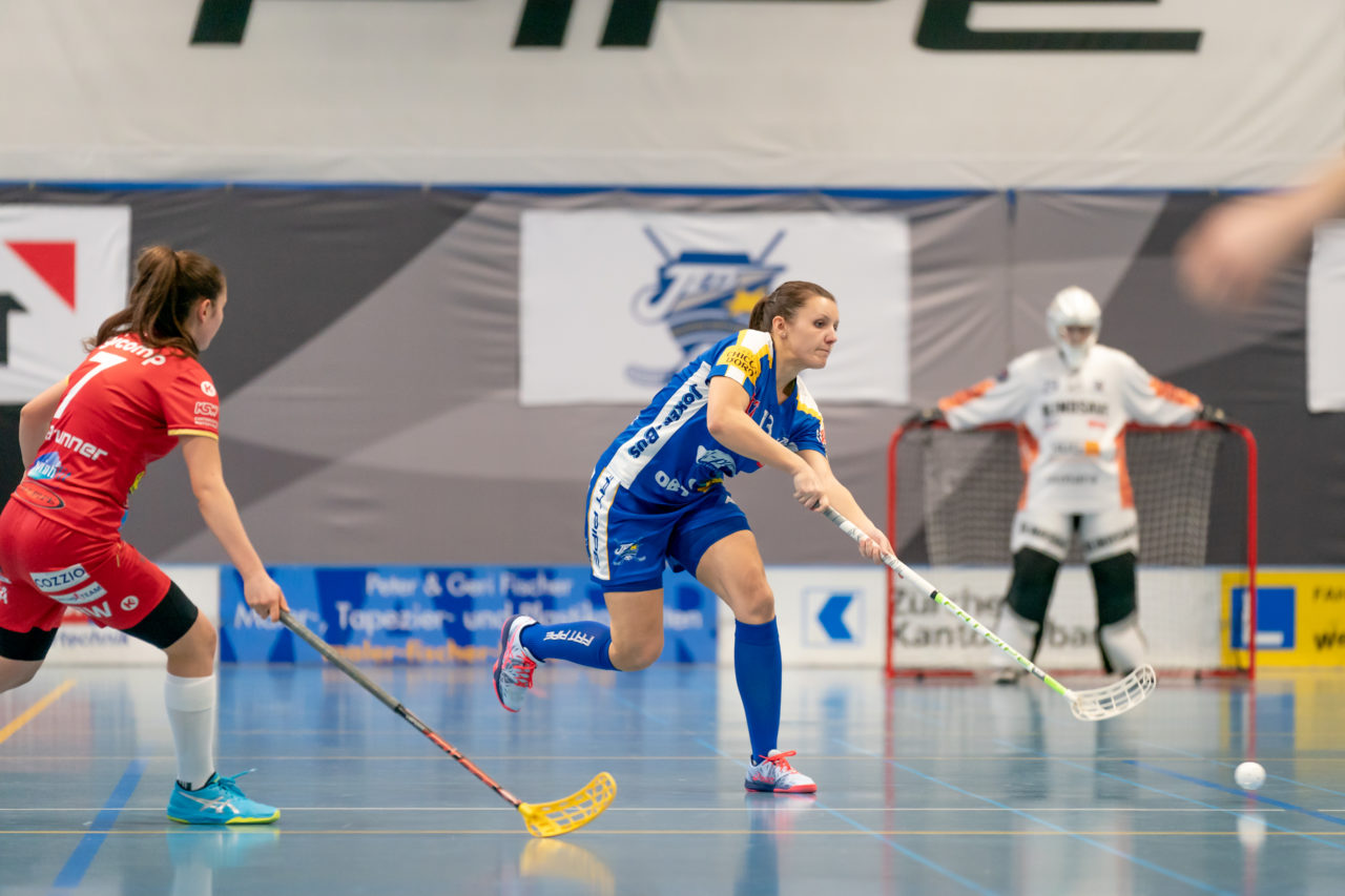 Ruebisbach (Kloten), 02.03.2019, Unihockey Damen NLA Playoffs 1/4-Final Spiel 1, Kloten-Dietlikon Jets - Red Ants Rychenberg Winterthur, Linda Pedrazzoli (Nr. 13, Kloten-Dietlikon Jets) spielt einen Pass

(Claudio Schwarz, unihockey-fotos.ch)

Copyright: Claudio Schwarz, unihockey-fotos.ch – Dieses Bild wurde durch swiss unihockey lizenziert und darf ausschliesslich auf den Online-Kanälen von swiss unihockey verwendet werden. Die redaktionelle oder kommerzielle Nutzung durch Dritte (Medien, Vereine, Unternehmen oder Privatpersonen) per Download von diesem flickr-Account ist ausgeschlossen. Das Bild kann bei Interesse via unihockey-fotos.ch kostenpflichtig lizenziert werden. unihockey-fotos.ch behält sich vor, fehlbaren Medien, Vereinen, Unternehmen oder Privatpersonen Bilder mit einem Zuschlag in Rechnung zu stellen.