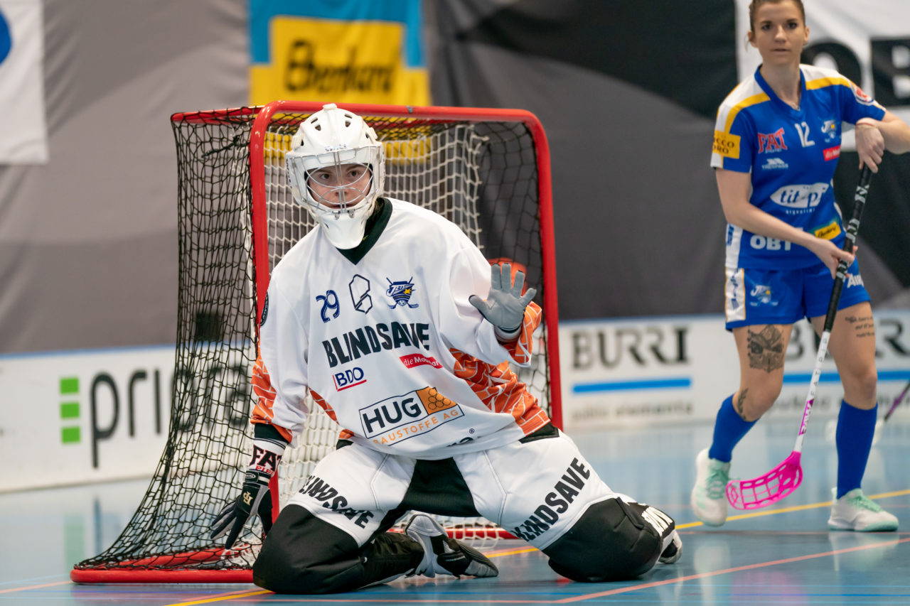 Ruebisbach (Kloten), 02.03.2019, Unihockey Damen NLA Playoffs 1/4-Final Spiel 1, Kloten-Dietlikon Jets - Red Ants Rychenberg Winterthur, Monika Schmid (Nr. 29, Kloten-Dietlikon Jets) im Tor der Jets

(Claudio Schwarz, unihockey-fotos.ch)

Copyright: Claudio Schwarz, unihockey-fotos.ch – Dieses Bild wurde durch swiss unihockey lizenziert und darf ausschliesslich auf den Online-Kanälen von swiss unihockey verwendet werden. Die redaktionelle oder kommerzielle Nutzung durch Dritte (Medien, Vereine, Unternehmen oder Privatpersonen) per Download von diesem flickr-Account ist ausgeschlossen. Das Bild kann bei Interesse via unihockey-fotos.ch kostenpflichtig lizenziert werden. unihockey-fotos.ch behält sich vor, fehlbaren Medien, Vereinen, Unternehmen oder Privatpersonen Bilder mit einem Zuschlag in Rechnung zu stellen.