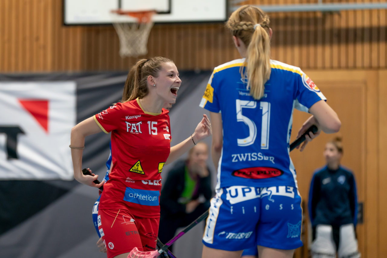 Ruebisbach (Kloten), 02.03.2019, Unihockey Damen NLA Playoffs 1/4-Final Spiel 1, Kloten-Dietlikon Jets - Red Ants Rychenberg Winterthur, Nicole Mattle (Nr. 15, Red Ants Rychenberg Winterthur) jubelt über ihren Treffer

(Claudio Schwarz, unihockey-fotos.ch)

Copyright: Claudio Schwarz, unihockey-fotos.ch – Dieses Bild wurde durch swiss unihockey lizenziert und darf ausschliesslich auf den Online-Kanälen von swiss unihockey verwendet werden. Die redaktionelle oder kommerzielle Nutzung durch Dritte (Medien, Vereine, Unternehmen oder Privatpersonen) per Download von diesem flickr-Account ist ausgeschlossen. Das Bild kann bei Interesse via unihockey-fotos.ch kostenpflichtig lizenziert werden. unihockey-fotos.ch behält sich vor, fehlbaren Medien, Vereinen, Unternehmen oder Privatpersonen Bilder mit einem Zuschlag in Rechnung zu stellen.