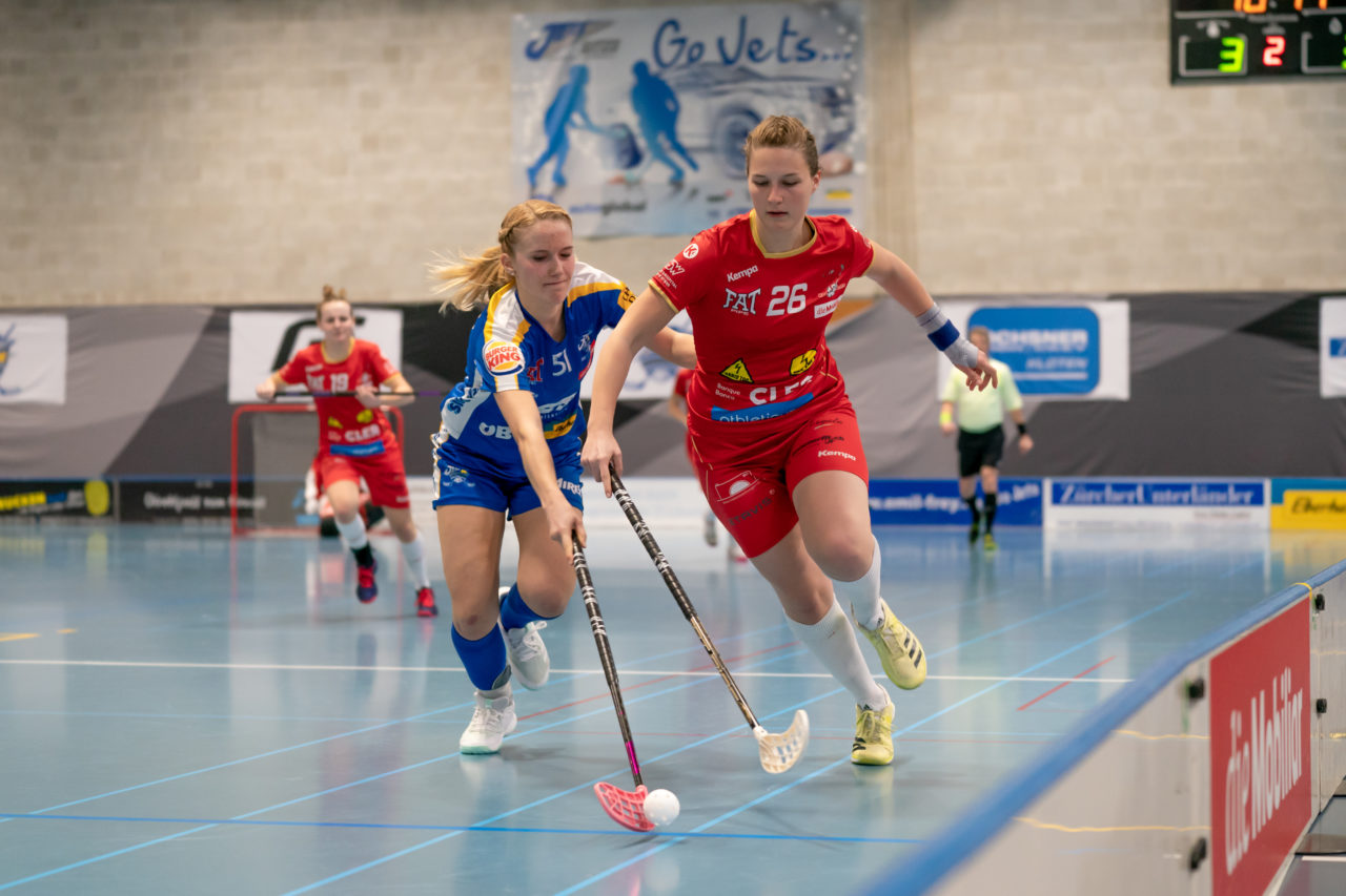 Ruebisbach (Kloten), 02.03.2019, Unihockey Damen NLA Playoffs 1/4-Final Spiel 1, Kloten-Dietlikon Jets - Red Ants Rychenberg Winterthur, Sereina Zwissler (Nr. 51, Kloten-Dietlikon Jets) spitzelt Tabitha Koller (Nr. 26, Red Ants Rychenberg Winterthur) den Ball weg

(Claudio Schwarz, unihockey-fotos.ch)

Copyright: Claudio Schwarz, unihockey-fotos.ch – Dieses Bild wurde durch swiss unihockey lizenziert und darf ausschliesslich auf den Online-Kanälen von swiss unihockey verwendet werden. Die redaktionelle oder kommerzielle Nutzung durch Dritte (Medien, Vereine, Unternehmen oder Privatpersonen) per Download von diesem flickr-Account ist ausgeschlossen. Das Bild kann bei Interesse via unihockey-fotos.ch kostenpflichtig lizenziert werden. unihockey-fotos.ch behält sich vor, fehlbaren Medien, Vereinen, Unternehmen oder Privatpersonen Bilder mit einem Zuschlag in Rechnung zu stellen.