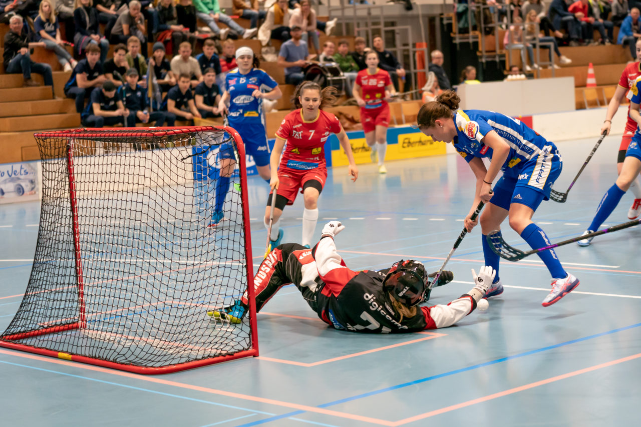 Ruebisbach (Kloten), 02.03.2019, Unihockey Damen NLA Playoffs 1/4-Final Spiel 1, Kloten-Dietlikon Jets - Red Ants Rychenberg Winterthur, Isabelle Gerig (Nr. 23, Kloten-Dietlikon Jets) scheitert an Nicole Heer (Nr. 71, Red Ants Rychenberg Winterthur)

(Claudio Schwarz, unihockey-fotos.ch)

Copyright: Claudio Schwarz, unihockey-fotos.ch – Dieses Bild wurde durch swiss unihockey lizenziert und darf ausschliesslich auf den Online-Kanälen von swiss unihockey verwendet werden. Die redaktionelle oder kommerzielle Nutzung durch Dritte (Medien, Vereine, Unternehmen oder Privatpersonen) per Download von diesem flickr-Account ist ausgeschlossen. Das Bild kann bei Interesse via unihockey-fotos.ch kostenpflichtig lizenziert werden. unihockey-fotos.ch behält sich vor, fehlbaren Medien, Vereinen, Unternehmen oder Privatpersonen Bilder mit einem Zuschlag in Rechnung zu stellen.