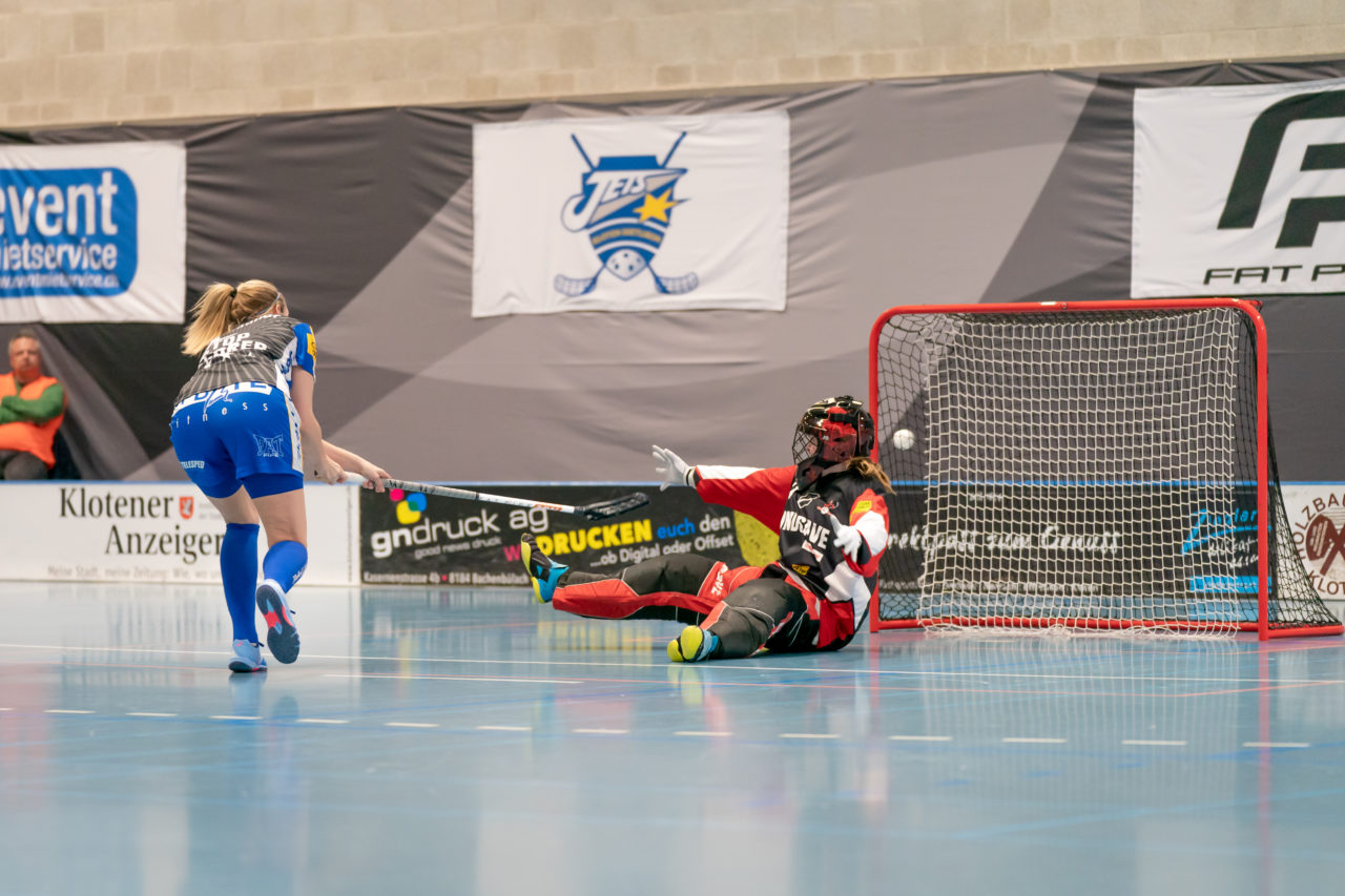 Ruebisbach (Kloten), 02.03.2019, Unihockey Damen NLA Playoffs 1/4-Final Spiel 1, Kloten-Dietlikon Jets - Red Ants Rychenberg Winterthur, Michelle Wiki (Nr. 6, Kloten-Dietlikon Jets) verschiesst gegen Nicole Heer (Nr. 71, Red Ants Rychenberg Winterthur)

(Claudio Schwarz, unihockey-fotos.ch)

Copyright: Claudio Schwarz, unihockey-fotos.ch – Dieses Bild wurde durch swiss unihockey lizenziert und darf ausschliesslich auf den Online-Kanälen von swiss unihockey verwendet werden. Die redaktionelle oder kommerzielle Nutzung durch Dritte (Medien, Vereine, Unternehmen oder Privatpersonen) per Download von diesem flickr-Account ist ausgeschlossen. Das Bild kann bei Interesse via unihockey-fotos.ch kostenpflichtig lizenziert werden. unihockey-fotos.ch behält sich vor, fehlbaren Medien, Vereinen, Unternehmen oder Privatpersonen Bilder mit einem Zuschlag in Rechnung zu stellen.