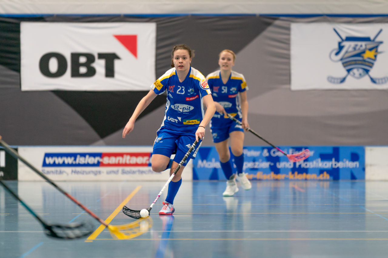 Ruebisbach (Kloten), 02.03.2019, Unihockey Damen NLA Playoffs 1/4-Final Spiel 1, Kloten-Dietlikon Jets - Red Ants Rychenberg Winterthur, Isabelle Gerig (Nr. 23, Kloten-Dietlikon Jets) am Ball

(Claudio Schwarz, unihockey-fotos.ch)

Copyright: Claudio Schwarz, unihockey-fotos.ch – Dieses Bild wurde durch swiss unihockey lizenziert und darf ausschliesslich auf den Online-Kanälen von swiss unihockey verwendet werden. Die redaktionelle oder kommerzielle Nutzung durch Dritte (Medien, Vereine, Unternehmen oder Privatpersonen) per Download von diesem flickr-Account ist ausgeschlossen. Das Bild kann bei Interesse via unihockey-fotos.ch kostenpflichtig lizenziert werden. unihockey-fotos.ch behält sich vor, fehlbaren Medien, Vereinen, Unternehmen oder Privatpersonen Bilder mit einem Zuschlag in Rechnung zu stellen.