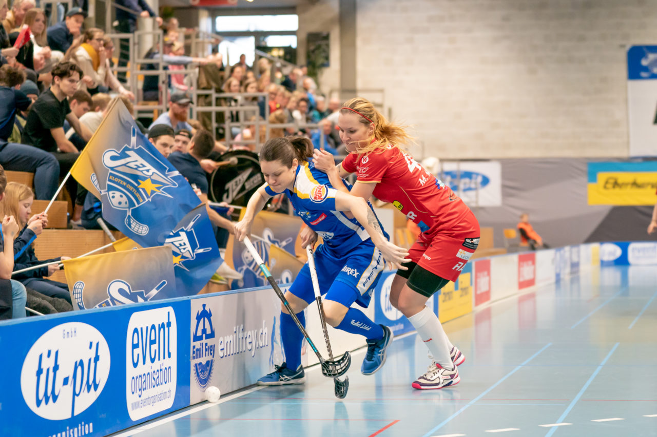 Ruebisbach (Kloten), 02.03.2019, Unihockey Damen NLA Playoffs 1/4-Final Spiel 1, Kloten-Dietlikon Jets - Red Ants Rychenberg Winterthur, Christelle Wohlhauser (Nr. 35, Kloten-Dietlikon Jets) im Zweikampf mit Marjut Mäkelä (Nr. 48, Red Ants Rychenberg Winterthur)

(Claudio Schwarz, unihockey-fotos.ch)

Copyright: Claudio Schwarz, unihockey-fotos.ch – Dieses Bild wurde durch swiss unihockey lizenziert und darf ausschliesslich auf den Online-Kanälen von swiss unihockey verwendet werden. Die redaktionelle oder kommerzielle Nutzung durch Dritte (Medien, Vereine, Unternehmen oder Privatpersonen) per Download von diesem flickr-Account ist ausgeschlossen. Das Bild kann bei Interesse via unihockey-fotos.ch kostenpflichtig lizenziert werden. unihockey-fotos.ch behält sich vor, fehlbaren Medien, Vereinen, Unternehmen oder Privatpersonen Bilder mit einem Zuschlag in Rechnung zu stellen.