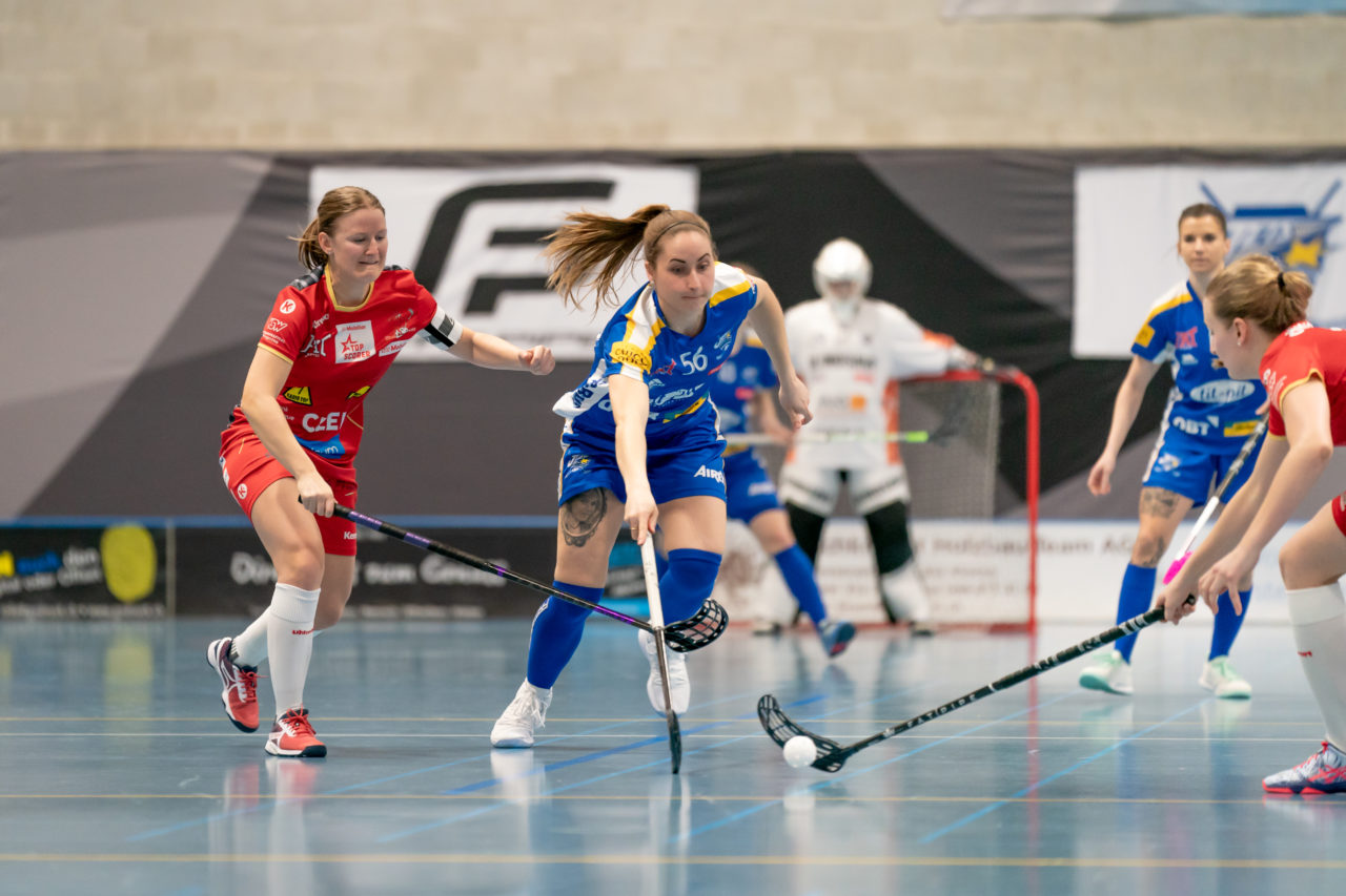 Ruebisbach (Kloten), 02.03.2019, Unihockey Damen NLA Playoffs 1/4-Final Spiel 1, Kloten-Dietlikon Jets - Red Ants Rychenberg Winterthur, Tanja Stella (Nr. 56, Kloten-Dietlikon Jets) versucht den Ball zu spielen

(Claudio Schwarz, unihockey-fotos.ch)

Copyright: Claudio Schwarz, unihockey-fotos.ch – Dieses Bild wurde durch swiss unihockey lizenziert und darf ausschliesslich auf den Online-Kanälen von swiss unihockey verwendet werden. Die redaktionelle oder kommerzielle Nutzung durch Dritte (Medien, Vereine, Unternehmen oder Privatpersonen) per Download von diesem flickr-Account ist ausgeschlossen. Das Bild kann bei Interesse via unihockey-fotos.ch kostenpflichtig lizenziert werden. unihockey-fotos.ch behält sich vor, fehlbaren Medien, Vereinen, Unternehmen oder Privatpersonen Bilder mit einem Zuschlag in Rechnung zu stellen.