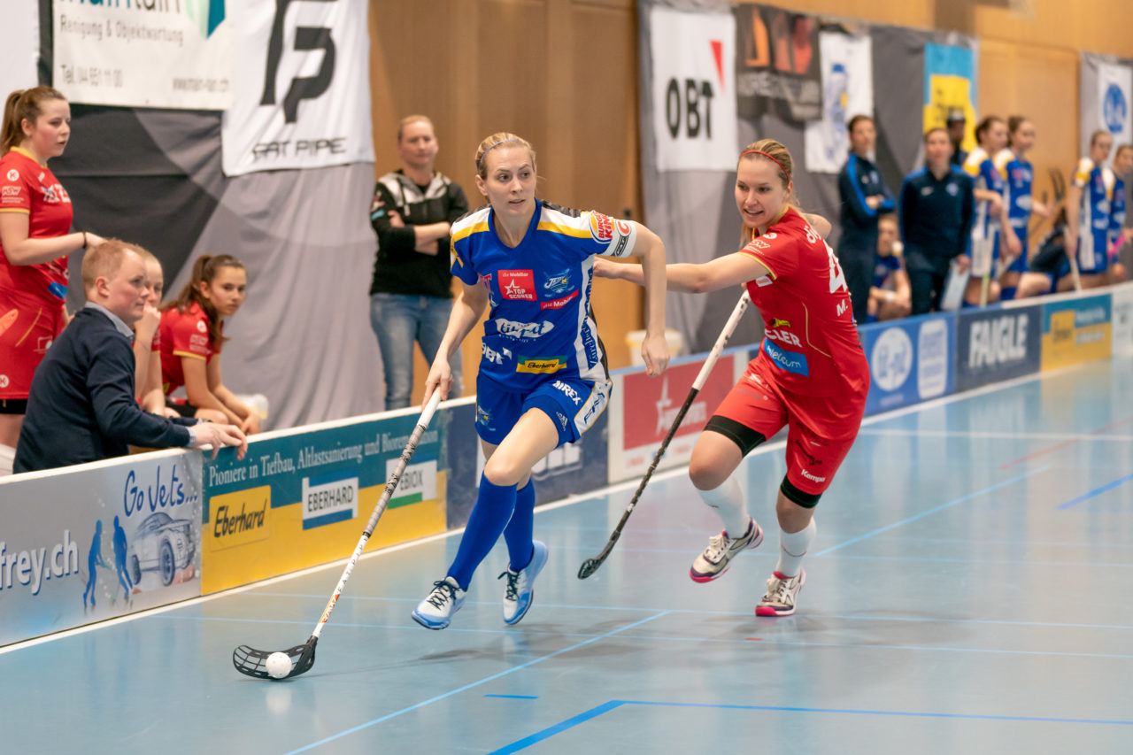 Ruebisbach (Kloten), 02.03.2019, Unihockey Damen NLA Playoffs 1/4-Final Spiel 1, Kloten-Dietlikon Jets - Red Ants Rychenberg Winterthur, Michelle Wiki (Nr. 6, Kloten-Dietlikon Jets) im Zweikampf mit Marjut Mäkelä (Nr. 48, Red Ants Rychenberg Winterthur)

(Claudio Schwarz, unihockey-fotos.ch)

Copyright: Claudio Schwarz, unihockey-fotos.ch – Dieses Bild wurde durch swiss unihockey lizenziert und darf ausschliesslich auf den Online-Kanälen von swiss unihockey verwendet werden. Die redaktionelle oder kommerzielle Nutzung durch Dritte (Medien, Vereine, Unternehmen oder Privatpersonen) per Download von diesem flickr-Account ist ausgeschlossen. Das Bild kann bei Interesse via unihockey-fotos.ch kostenpflichtig lizenziert werden. unihockey-fotos.ch behält sich vor, fehlbaren Medien, Vereinen, Unternehmen oder Privatpersonen Bilder mit einem Zuschlag in Rechnung zu stellen.