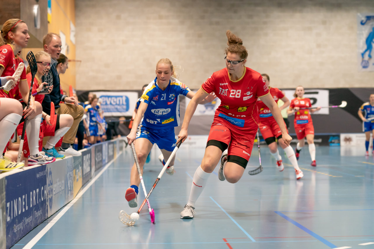 Ruebisbach (Kloten), 02.03.2019, Unihockey Damen NLA Playoffs 1/4-Final Spiel 1, Kloten-Dietlikon Jets - Red Ants Rychenberg Winterthur, Elsa Frisk (Nr. 21, Kloten-Dietlikon Jets) im Zweikampf mit Luzia Kessler (Nr. 28, Red Ants Rychenberg Winterthur)

(Claudio Schwarz, unihockey-fotos.ch)

Copyright: Claudio Schwarz, unihockey-fotos.ch – Dieses Bild wurde durch swiss unihockey lizenziert und darf ausschliesslich auf den Online-Kanälen von swiss unihockey verwendet werden. Die redaktionelle oder kommerzielle Nutzung durch Dritte (Medien, Vereine, Unternehmen oder Privatpersonen) per Download von diesem flickr-Account ist ausgeschlossen. Das Bild kann bei Interesse via unihockey-fotos.ch kostenpflichtig lizenziert werden. unihockey-fotos.ch behält sich vor, fehlbaren Medien, Vereinen, Unternehmen oder Privatpersonen Bilder mit einem Zuschlag in Rechnung zu stellen.