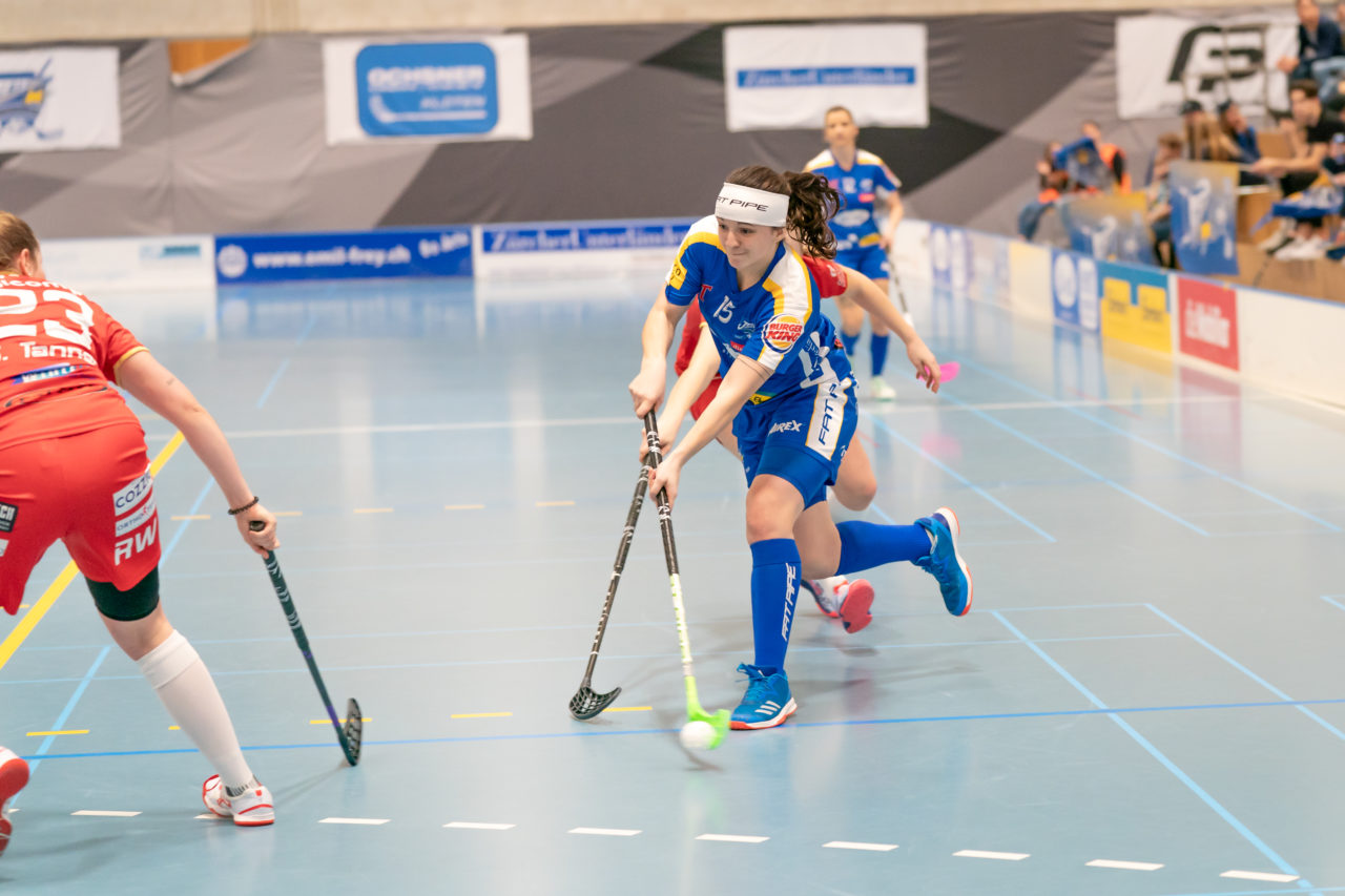 Ruebisbach (Kloten), 02.03.2019, Unihockey Damen NLA Playoffs 1/4-Final Spiel 1, Kloten-Dietlikon Jets - Red Ants Rychenberg Winterthur, Natalie Martinakova (Nr. 15, Kloten-Dietlikon Jets) mit einem Abschlussversuch

(Claudio Schwarz, unihockey-fotos.ch)

Copyright: Claudio Schwarz, unihockey-fotos.ch – Dieses Bild wurde durch swiss unihockey lizenziert und darf ausschliesslich auf den Online-Kanälen von swiss unihockey verwendet werden. Die redaktionelle oder kommerzielle Nutzung durch Dritte (Medien, Vereine, Unternehmen oder Privatpersonen) per Download von diesem flickr-Account ist ausgeschlossen. Das Bild kann bei Interesse via unihockey-fotos.ch kostenpflichtig lizenziert werden. unihockey-fotos.ch behält sich vor, fehlbaren Medien, Vereinen, Unternehmen oder Privatpersonen Bilder mit einem Zuschlag in Rechnung zu stellen.