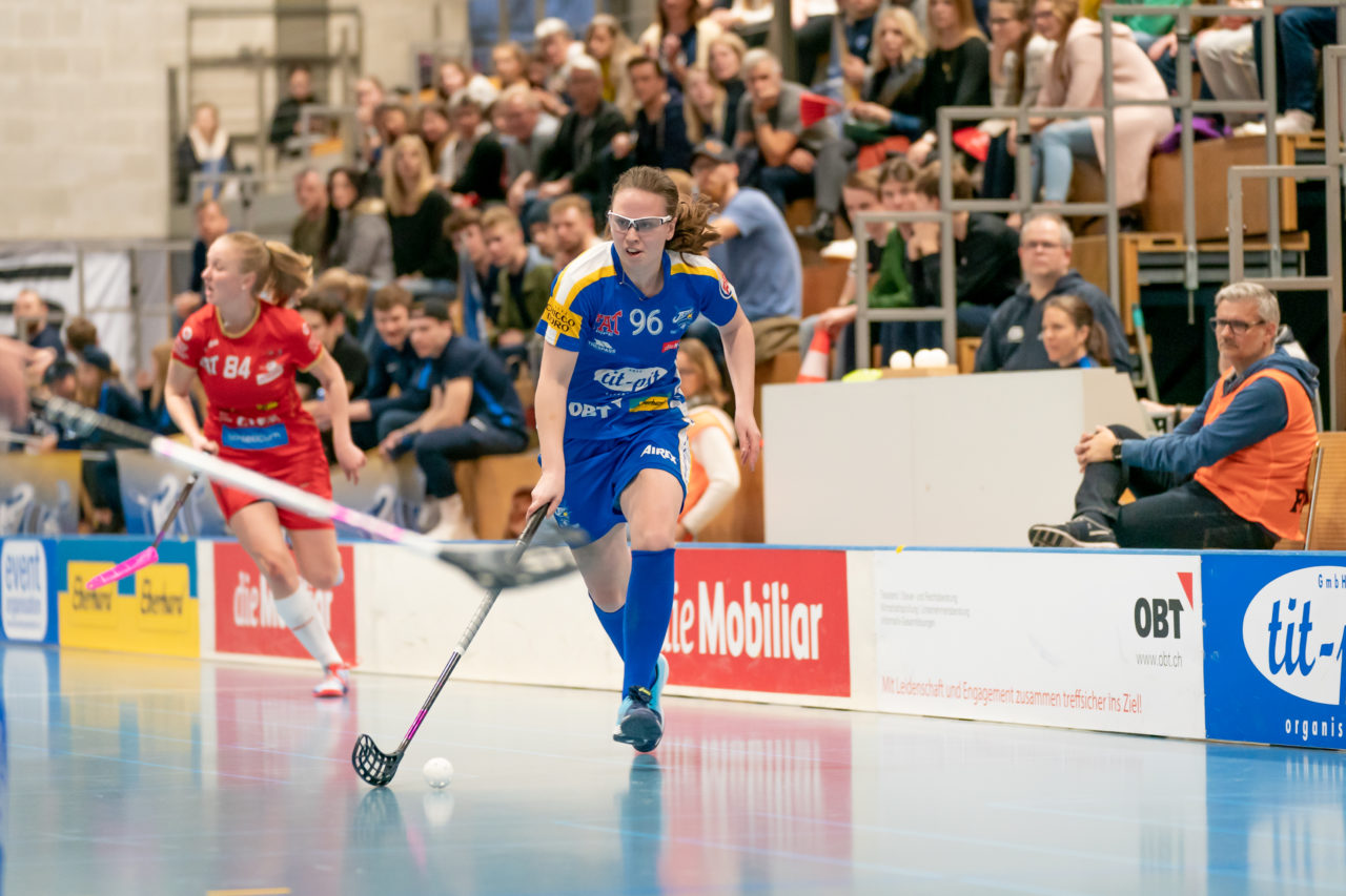 Ruebisbach (Kloten), 02.03.2019, Unihockey Damen NLA Playoffs 1/4-Final Spiel 1, Kloten-Dietlikon Jets - Red Ants Rychenberg Winterthur, Ellenor Bengtsson (Nr. 96, Kloten-Dietlikon Jets) am Ball

(Claudio Schwarz, unihockey-fotos.ch)

Copyright: Claudio Schwarz, unihockey-fotos.ch – Dieses Bild wurde durch swiss unihockey lizenziert und darf ausschliesslich auf den Online-Kanälen von swiss unihockey verwendet werden. Die redaktionelle oder kommerzielle Nutzung durch Dritte (Medien, Vereine, Unternehmen oder Privatpersonen) per Download von diesem flickr-Account ist ausgeschlossen. Das Bild kann bei Interesse via unihockey-fotos.ch kostenpflichtig lizenziert werden. unihockey-fotos.ch behält sich vor, fehlbaren Medien, Vereinen, Unternehmen oder Privatpersonen Bilder mit einem Zuschlag in Rechnung zu stellen.