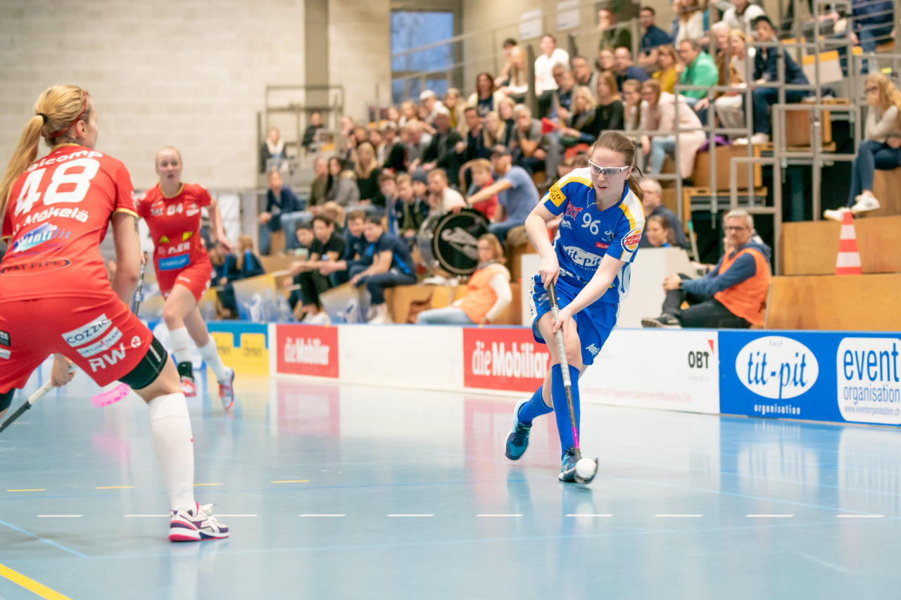 Ruebisbach (Kloten), 02.03.2019, Unihockey Damen NLA Playoffs 1/4-Final Spiel 1, Kloten-Dietlikon Jets - Red Ants Rychenberg Winterthur, Ellenor Bengtsson (Nr. 96, Kloten-Dietlikon Jets) schliesst ab

(Claudio Schwarz, unihockey-fotos.ch)

Copyright: Claudio Schwarz, unihockey-fotos.ch – Dieses Bild wurde durch swiss unihockey lizenziert und darf ausschliesslich auf den Online-Kanälen von swiss unihockey verwendet werden. Die redaktionelle oder kommerzielle Nutzung durch Dritte (Medien, Vereine, Unternehmen oder Privatpersonen) per Download von diesem flickr-Account ist ausgeschlossen. Das Bild kann bei Interesse via unihockey-fotos.ch kostenpflichtig lizenziert werden. unihockey-fotos.ch behält sich vor, fehlbaren Medien, Vereinen, Unternehmen oder Privatpersonen Bilder mit einem Zuschlag in Rechnung zu stellen.