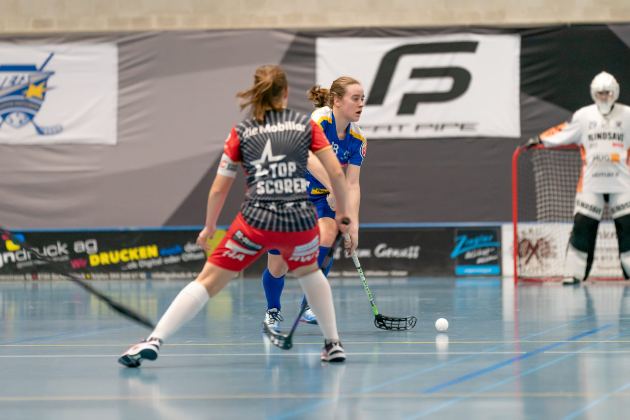 Ruebisbach (Kloten), 02.03.2019, Unihockey Damen NLA Playoffs 1/4-Final Spiel 1, Kloten-Dietlikon Jets - Red Ants Rychenberg Winterthur, Kassandra Luck (Nr. 18, Kloten-Dietlikon Jets) am Ball

(Claudio Schwarz, unihockey-fotos.ch)

Copyright: Claudio Schwarz, unihockey-fotos.ch – Dieses Bild wurde durch swiss unihockey lizenziert und darf ausschliesslich auf den Online-Kanälen von swiss unihockey verwendet werden. Die redaktionelle oder kommerzielle Nutzung durch Dritte (Medien, Vereine, Unternehmen oder Privatpersonen) per Download von diesem flickr-Account ist ausgeschlossen. Das Bild kann bei Interesse via unihockey-fotos.ch kostenpflichtig lizenziert werden. unihockey-fotos.ch behält sich vor, fehlbaren Medien, Vereinen, Unternehmen oder Privatpersonen Bilder mit einem Zuschlag in Rechnung zu stellen.