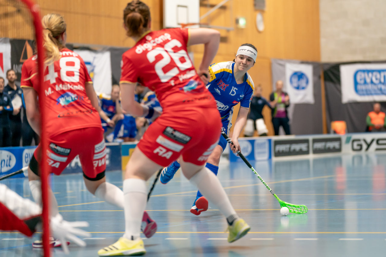 Ruebisbach (Kloten), 02.03.2019, Unihockey Damen NLA Playoffs 1/4-Final Spiel 1, Kloten-Dietlikon Jets - Red Ants Rychenberg Winterthur, Natalie Martinakova (Nr. 15, Kloten-Dietlikon Jets) mit einem Abschlussversuch

(Claudio Schwarz, unihockey-fotos.ch)

Copyright: Claudio Schwarz, unihockey-fotos.ch – Dieses Bild wurde durch swiss unihockey lizenziert und darf ausschliesslich auf den Online-Kanälen von swiss unihockey verwendet werden. Die redaktionelle oder kommerzielle Nutzung durch Dritte (Medien, Vereine, Unternehmen oder Privatpersonen) per Download von diesem flickr-Account ist ausgeschlossen. Das Bild kann bei Interesse via unihockey-fotos.ch kostenpflichtig lizenziert werden. unihockey-fotos.ch behält sich vor, fehlbaren Medien, Vereinen, Unternehmen oder Privatpersonen Bilder mit einem Zuschlag in Rechnung zu stellen.