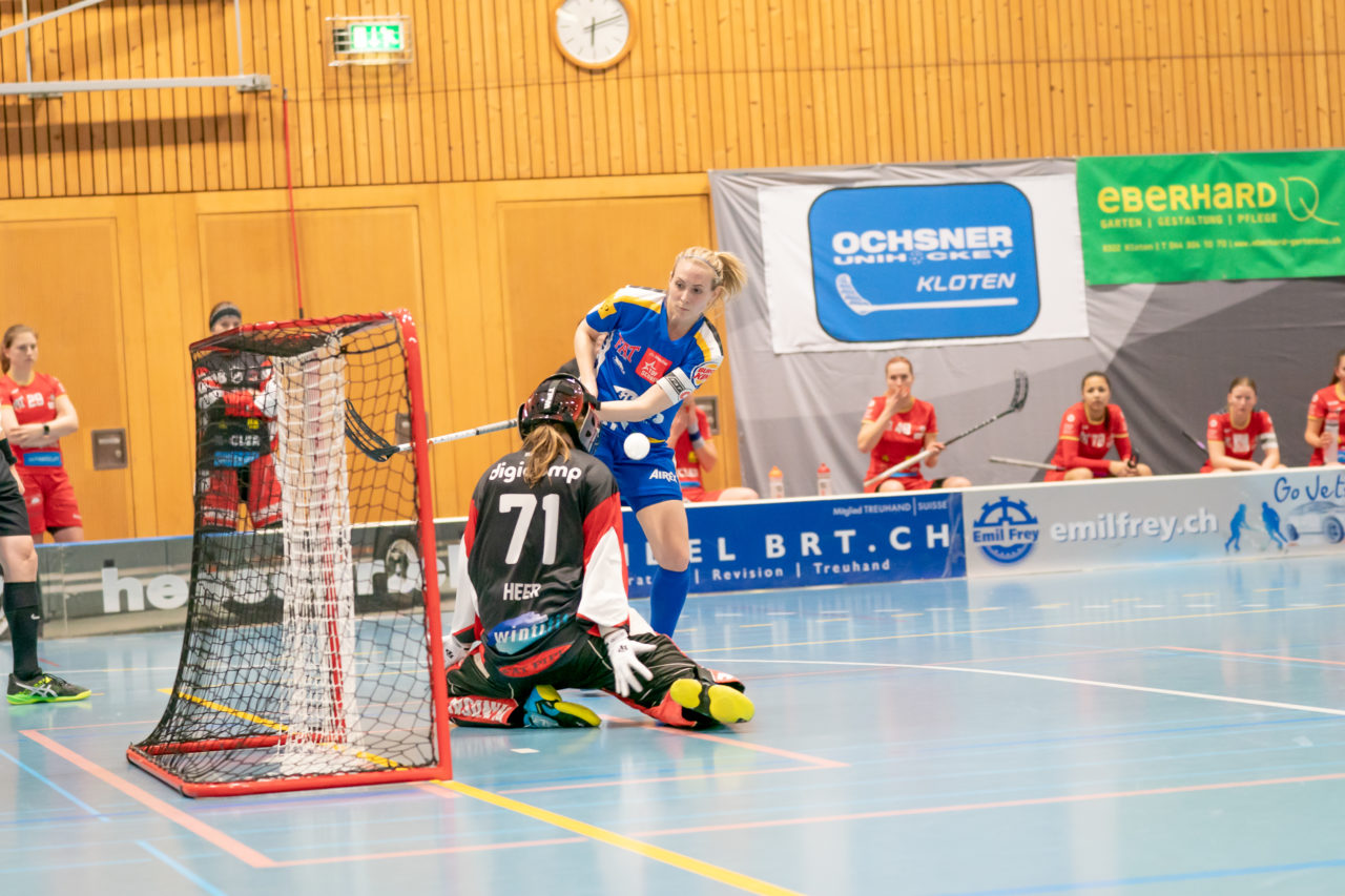 Ruebisbach (Kloten), 02.03.2019, Unihockey Damen NLA Playoffs 1/4-Final Spiel 1, Kloten-Dietlikon Jets - Red Ants Rychenberg Winterthur, Michelle Wiki (Nr. 6, Kloten-Dietlikon Jets) scheitert an Nicole Heer (Nr. 71, Red Ants Rychenberg Winterthur)

(Claudio Schwarz, unihockey-fotos.ch)

Copyright: Claudio Schwarz, unihockey-fotos.ch – Dieses Bild wurde durch swiss unihockey lizenziert und darf ausschliesslich auf den Online-Kanälen von swiss unihockey verwendet werden. Die redaktionelle oder kommerzielle Nutzung durch Dritte (Medien, Vereine, Unternehmen oder Privatpersonen) per Download von diesem flickr-Account ist ausgeschlossen. Das Bild kann bei Interesse via unihockey-fotos.ch kostenpflichtig lizenziert werden. unihockey-fotos.ch behält sich vor, fehlbaren Medien, Vereinen, Unternehmen oder Privatpersonen Bilder mit einem Zuschlag in Rechnung zu stellen.