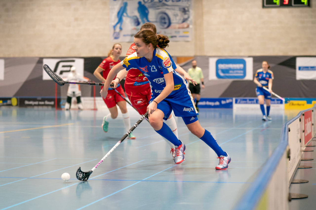 Ruebisbach (Kloten), 02.03.2019, Unihockey Damen NLA Playoffs 1/4-Final Spiel 1, Kloten-Dietlikon Jets - Red Ants Rychenberg Winterthur, Isabelle Gerig (Nr. 23, Kloten-Dietlikon Jets) am Ball

(Claudio Schwarz, unihockey-fotos.ch)

Copyright: Claudio Schwarz, unihockey-fotos.ch – Dieses Bild wurde durch swiss unihockey lizenziert und darf ausschliesslich auf den Online-Kanälen von swiss unihockey verwendet werden. Die redaktionelle oder kommerzielle Nutzung durch Dritte (Medien, Vereine, Unternehmen oder Privatpersonen) per Download von diesem flickr-Account ist ausgeschlossen. Das Bild kann bei Interesse via unihockey-fotos.ch kostenpflichtig lizenziert werden. unihockey-fotos.ch behält sich vor, fehlbaren Medien, Vereinen, Unternehmen oder Privatpersonen Bilder mit einem Zuschlag in Rechnung zu stellen.