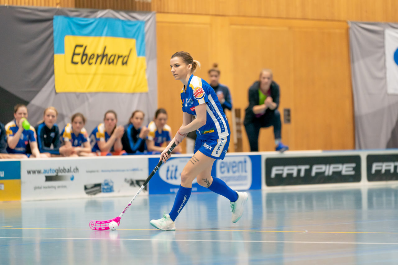 Ruebisbach (Kloten), 02.03.2019, Unihockey Damen NLA Playoffs 1/4-Final Spiel 1, Kloten-Dietlikon Jets - Red Ants Rychenberg Winterthur, Katarína Klapitová (Nr. 12, Kloten-Dietlikon Jets) am Ball

(Claudio Schwarz, unihockey-fotos.ch)

Copyright: Claudio Schwarz, unihockey-fotos.ch – Dieses Bild wurde durch swiss unihockey lizenziert und darf ausschliesslich auf den Online-Kanälen von swiss unihockey verwendet werden. Die redaktionelle oder kommerzielle Nutzung durch Dritte (Medien, Vereine, Unternehmen oder Privatpersonen) per Download von diesem flickr-Account ist ausgeschlossen. Das Bild kann bei Interesse via unihockey-fotos.ch kostenpflichtig lizenziert werden. unihockey-fotos.ch behält sich vor, fehlbaren Medien, Vereinen, Unternehmen oder Privatpersonen Bilder mit einem Zuschlag in Rechnung zu stellen.