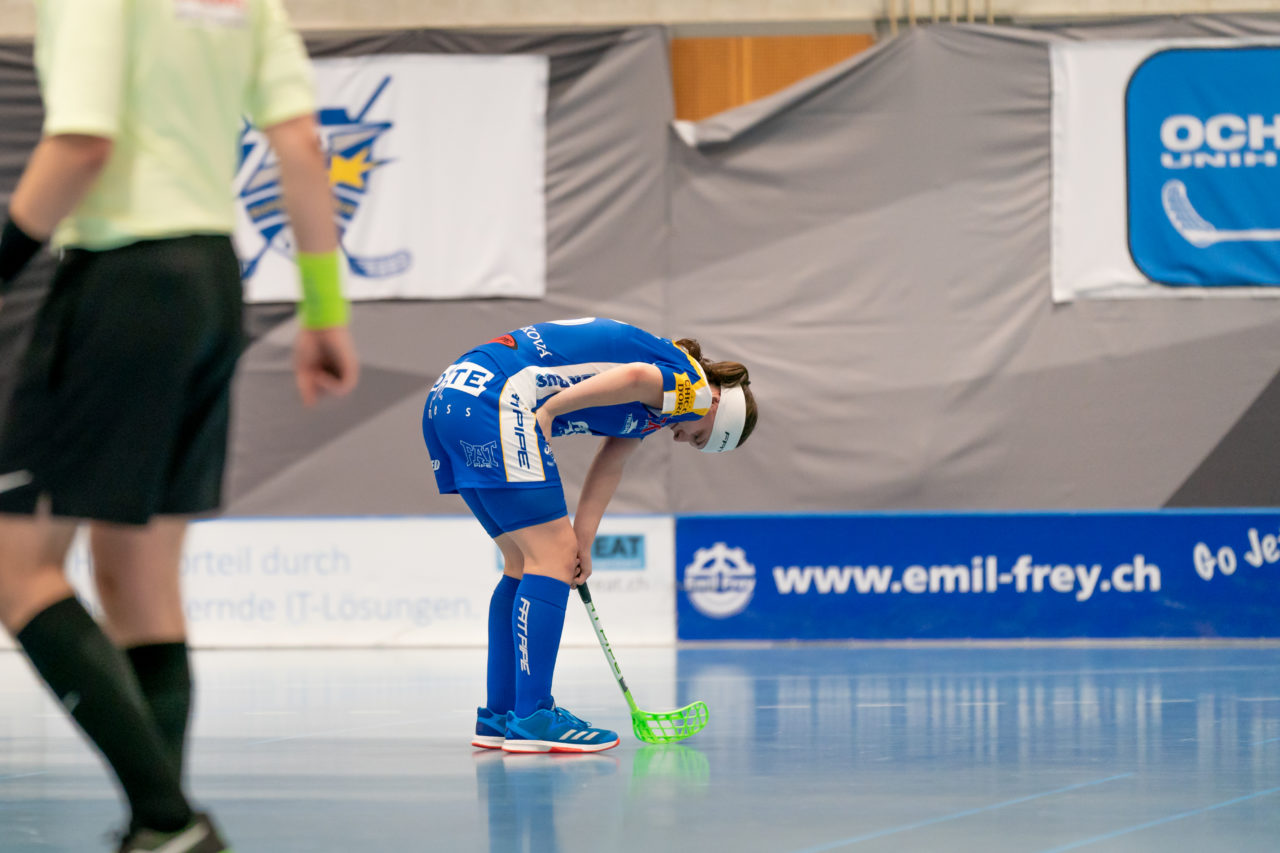Ruebisbach (Kloten), 02.03.2019, Unihockey Damen NLA Playoffs 1/4-Final Spiel 1, Kloten-Dietlikon Jets - Red Ants Rychenberg Winterthur, Natalie Martinakova (Nr. 15, Kloten-Dietlikon Jets) nach dem verlorenen Spiel

(Claudio Schwarz, unihockey-fotos.ch)

Copyright: Claudio Schwarz, unihockey-fotos.ch – Dieses Bild wurde durch swiss unihockey lizenziert und darf ausschliesslich auf den Online-Kanälen von swiss unihockey verwendet werden. Die redaktionelle oder kommerzielle Nutzung durch Dritte (Medien, Vereine, Unternehmen oder Privatpersonen) per Download von diesem flickr-Account ist ausgeschlossen. Das Bild kann bei Interesse via unihockey-fotos.ch kostenpflichtig lizenziert werden. unihockey-fotos.ch behält sich vor, fehlbaren Medien, Vereinen, Unternehmen oder Privatpersonen Bilder mit einem Zuschlag in Rechnung zu stellen.