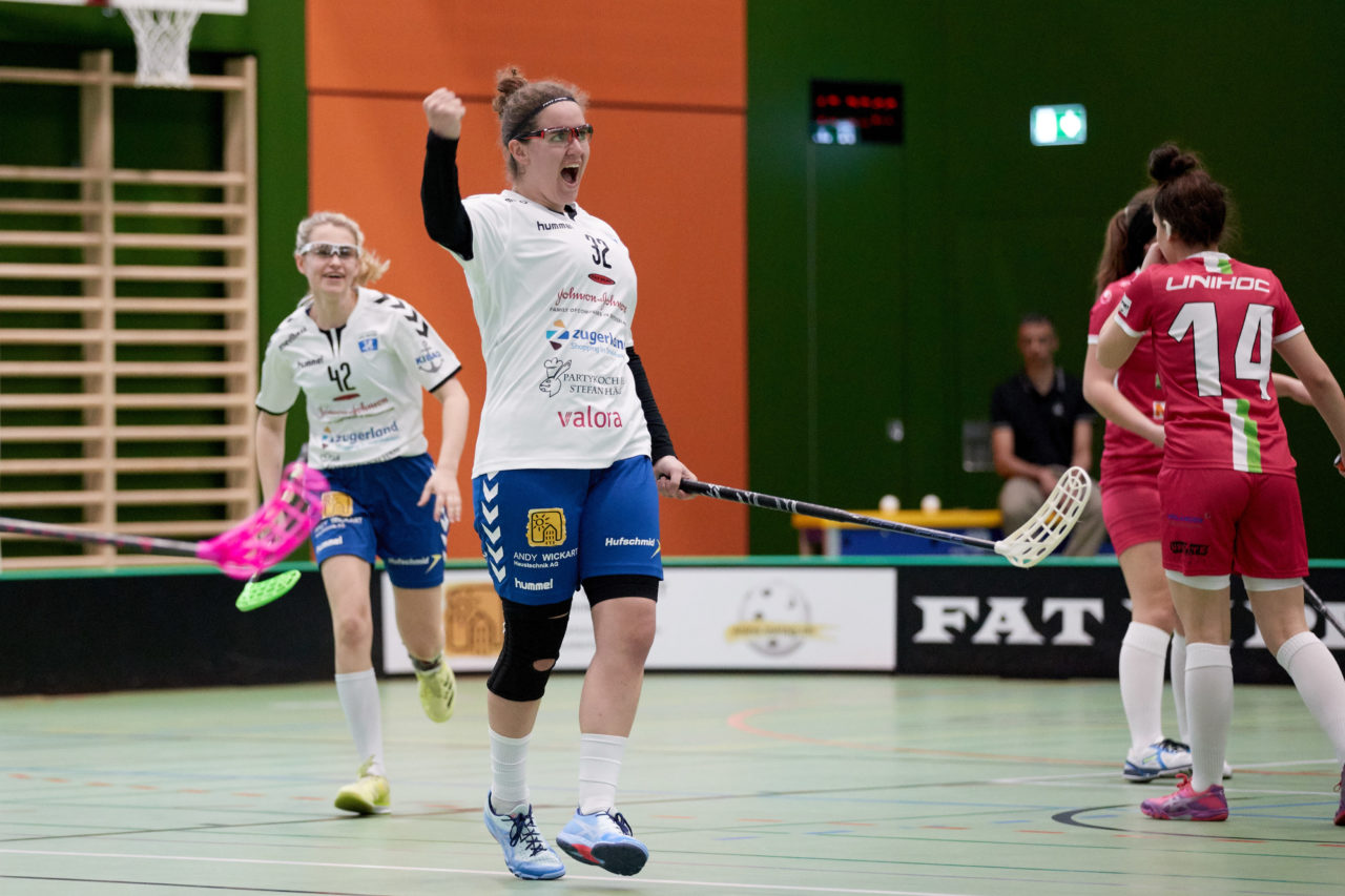 Juniorinnen U21B Aufstiegsspiele U21A 3. Spiel. Zug United steigt mit drei Siegen in die U21 A Liga auf und hat somit alle Nachwuchsteams in der höchsten Liga. UHC Waldkirch-St. Gallen steigt in die U21B ab. 
Zug United - UHC Waldkirch-St. Gallen 5:2 am 7. April 2019 in der Sporthalle der Kantonsschule Zug 
Bild: Michael Peter