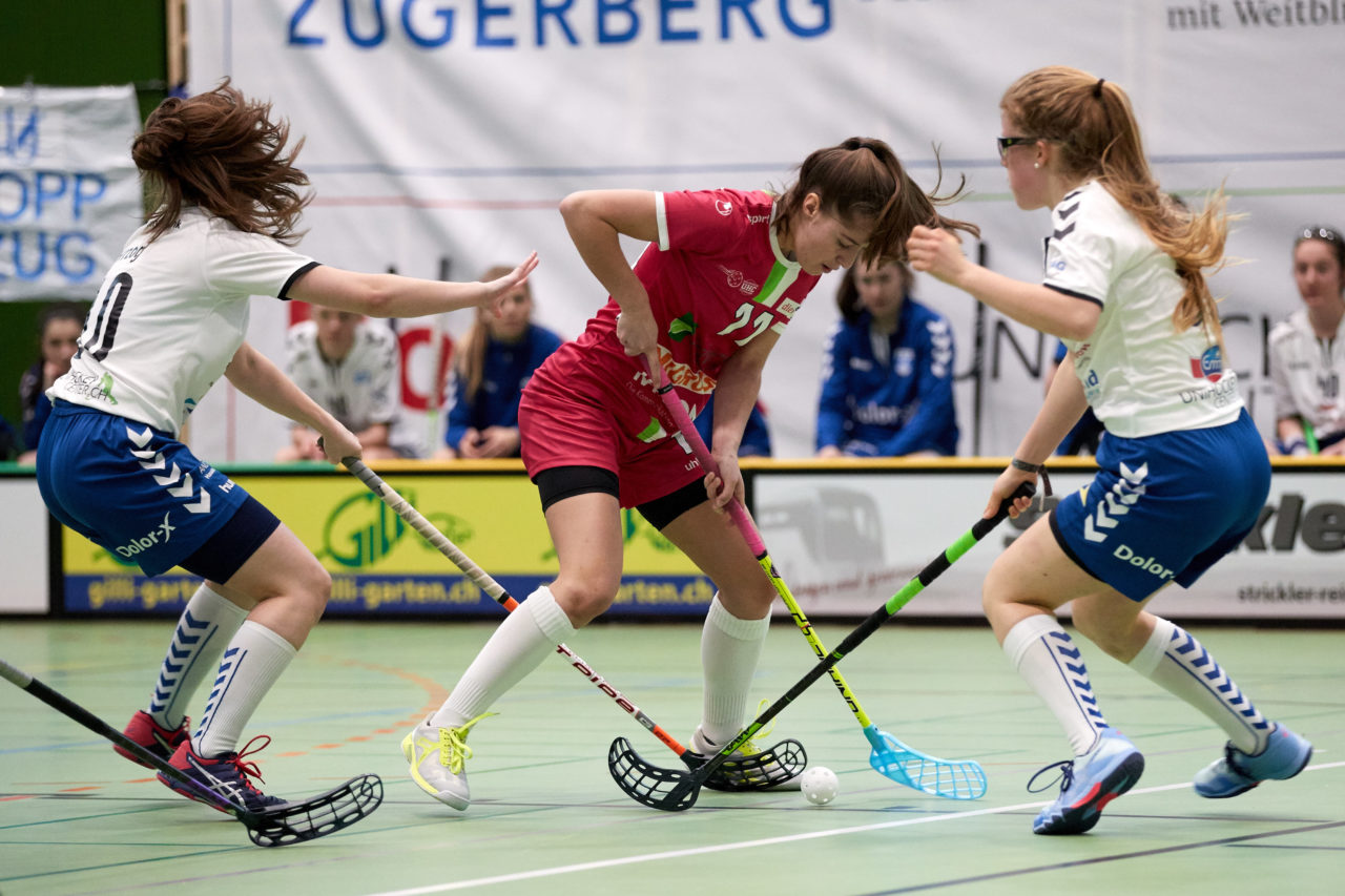Juniorinnen U21B Aufstiegsspiele U21A 3. Spiel. Zug United steigt mit drei Siegen in die U21 A Liga auf und hat somit alle Nachwuchsteams in der höchsten Liga. UHC Waldkirch-St. Gallen steigt in die U21B ab. 
Zug United - UHC Waldkirch-St. Gallen 5:2 am 7. April 2019 in der Sporthalle der Kantonsschule Zug 
Bild: Michael Peter