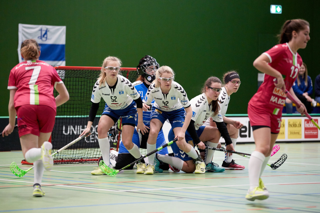 Juniorinnen U21B Aufstiegsspiele U21A 3. Spiel. Zug United steigt mit drei Siegen in die U21 A Liga auf und hat somit alle Nachwuchsteams in der höchsten Liga. UHC Waldkirch-St. Gallen steigt in die U21B ab. 
Zug United - UHC Waldkirch-St. Gallen 5:2 am 7. April 2019 in der Sporthalle der Kantonsschule Zug 
Bild: Michael Peter