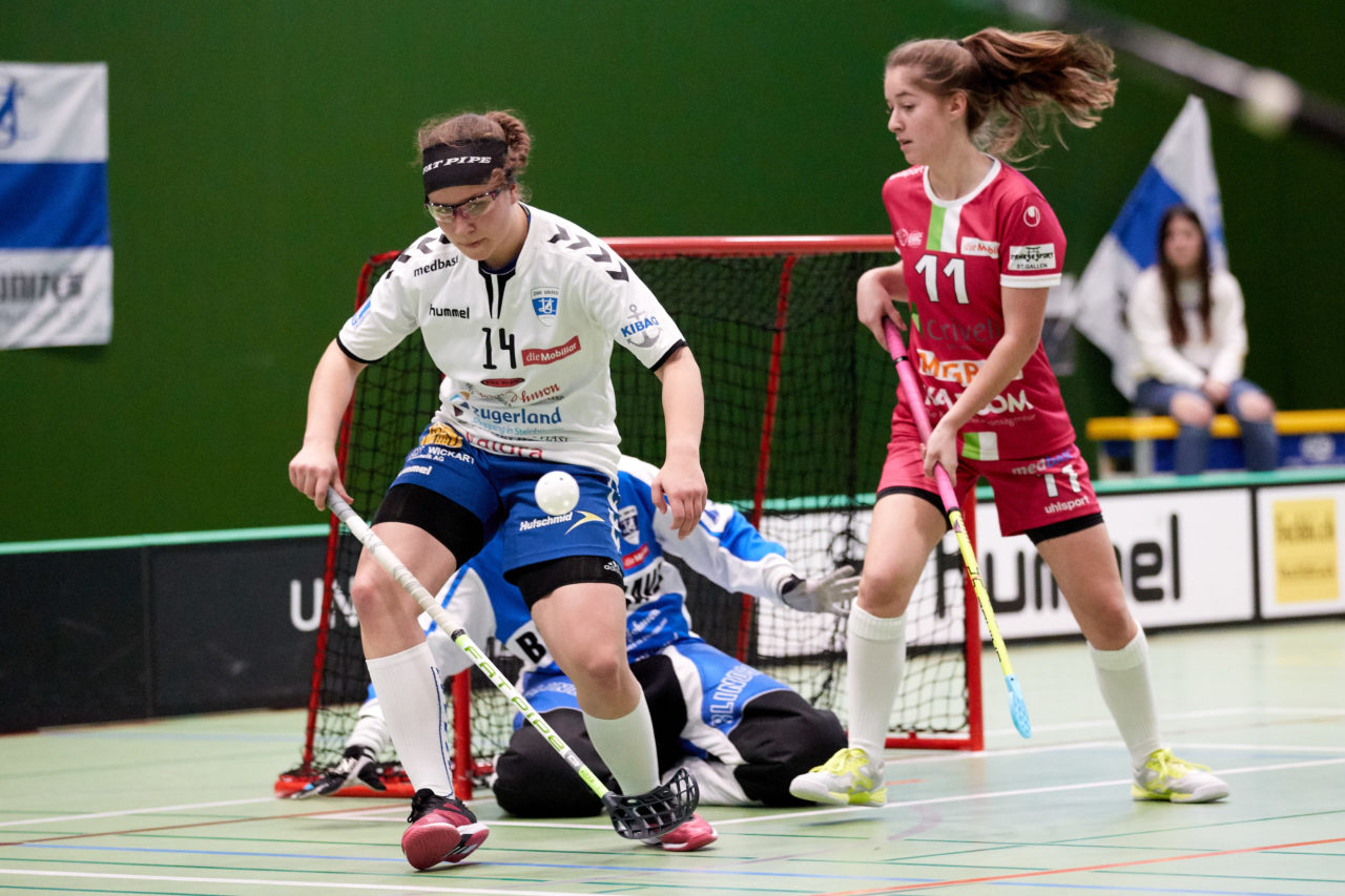 Juniorinnen U21B Aufstiegsspiele U21A 3. Spiel. Zug United steigt mit drei Siegen in die U21 A Liga auf und hat somit alle Nachwuchsteams in der höchsten Liga. UHC Waldkirch-St. Gallen steigt in die U21B ab. 
Zug United - UHC Waldkirch-St. Gallen 5:2 am 7. April 2019 in der Sporthalle der Kantonsschule Zug 
Bild: Michael Peter