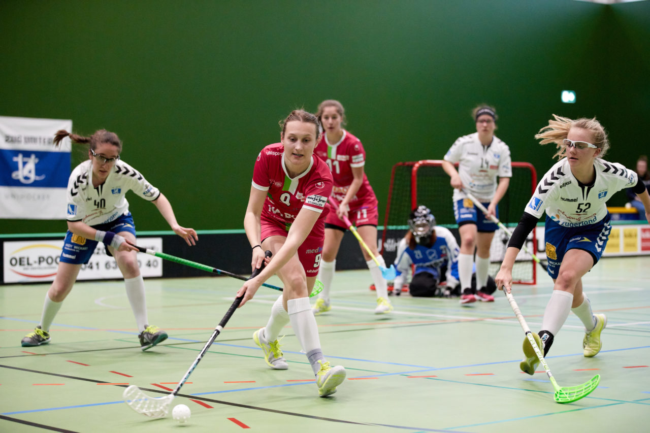 Juniorinnen U21B Aufstiegsspiele U21A 3. Spiel. Zug United steigt mit drei Siegen in die U21 A Liga auf und hat somit alle Nachwuchsteams in der höchsten Liga. UHC Waldkirch-St. Gallen steigt in die U21B ab. 
Zug United - UHC Waldkirch-St. Gallen 5:2 am 7. April 2019 in der Sporthalle der Kantonsschule Zug 
Bild: Michael Peter