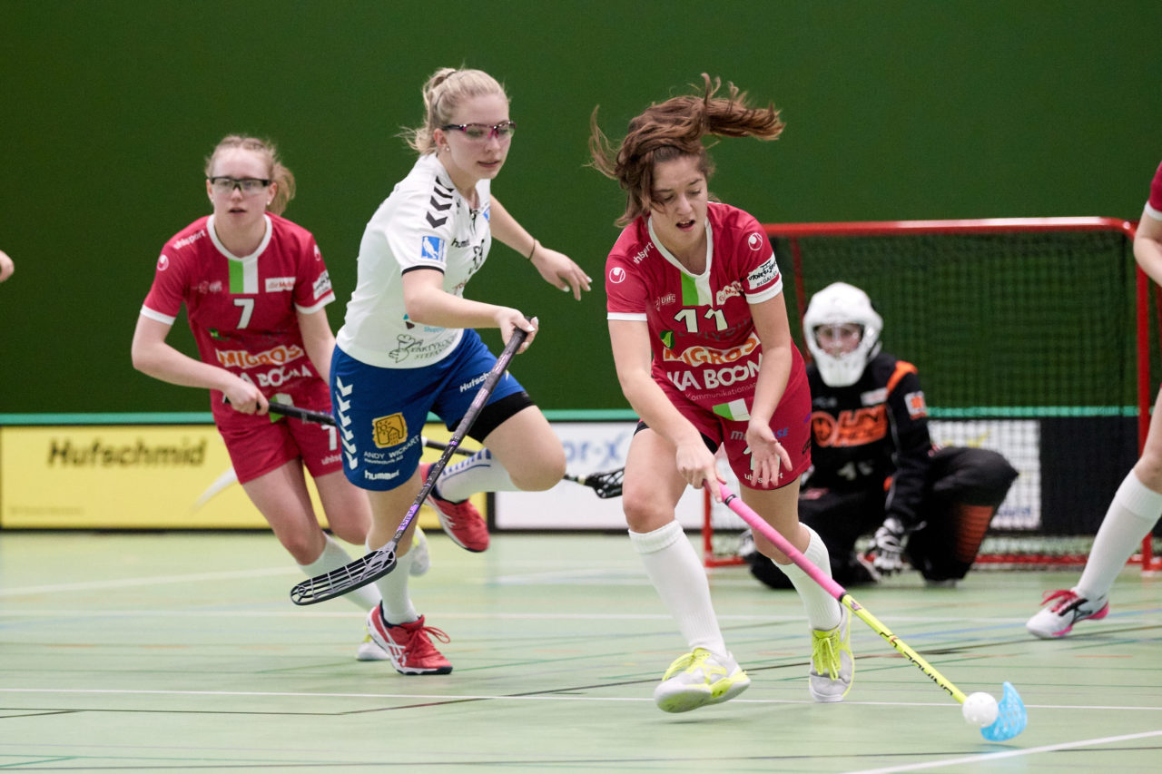 Juniorinnen U21B Aufstiegsspiele U21A 3. Spiel. Zug United steigt mit drei Siegen in die U21 A Liga auf und hat somit alle Nachwuchsteams in der höchsten Liga. UHC Waldkirch-St. Gallen steigt in die U21B ab. 
Zug United - UHC Waldkirch-St. Gallen 5:2 am 7. April 2019 in der Sporthalle der Kantonsschule Zug 
Bild: Michael Peter
