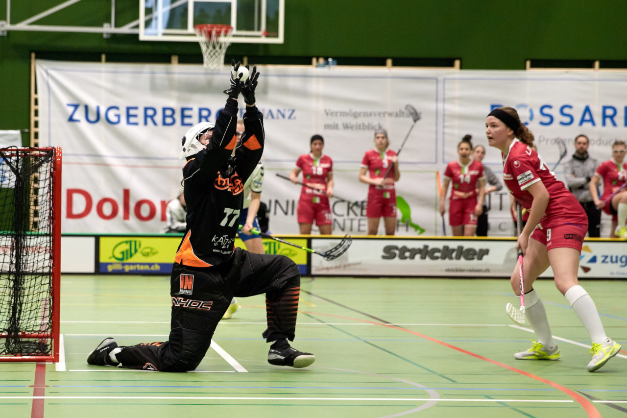 Juniorinnen U21B Aufstiegsspiele U21A 3. Spiel. Zug United steigt mit drei Siegen in die U21 A Liga auf und hat somit alle Nachwuchsteams in der höchsten Liga. UHC Waldkirch-St. Gallen steigt in die U21B ab. 
Zug United - UHC Waldkirch-St. Gallen 5:2 am 7. April 2019 in der Sporthalle der Kantonsschule Zug 
Bild: Michael Peter