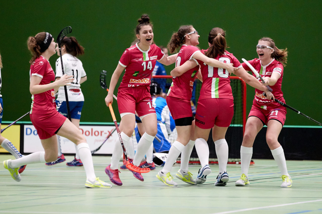 Juniorinnen U21B Aufstiegsspiele U21A 3. Spiel. Zug United steigt mit drei Siegen in die U21 A Liga auf und hat somit alle Nachwuchsteams in der höchsten Liga. UHC Waldkirch-St. Gallen steigt in die U21B ab. 
Zug United - UHC Waldkirch-St. Gallen 5:2 am 7. April 2019 in der Sporthalle der Kantonsschule Zug 
Bild: Michael Peter