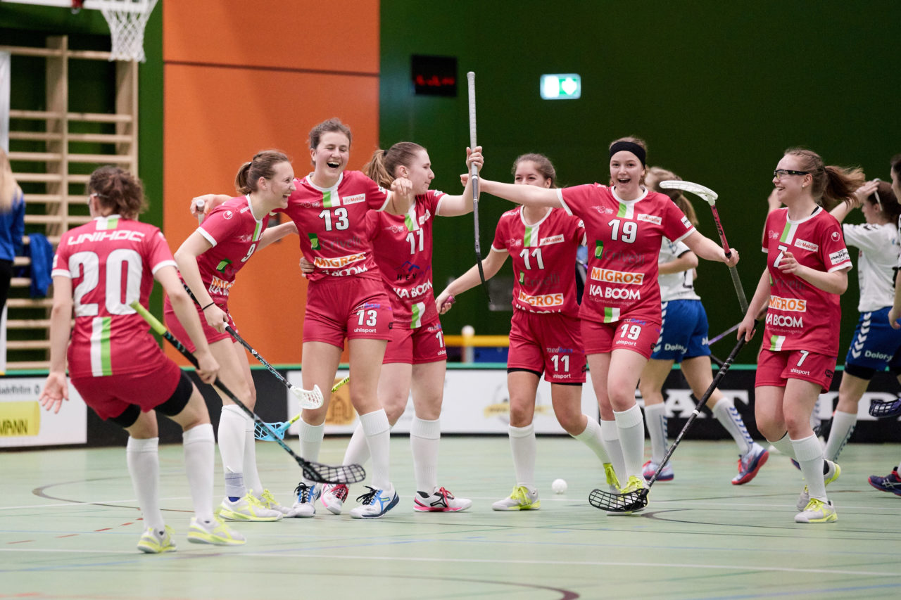 Juniorinnen U21B Aufstiegsspiele U21A 3. Spiel. Zug United steigt mit drei Siegen in die U21 A Liga auf und hat somit alle Nachwuchsteams in der höchsten Liga. UHC Waldkirch-St. Gallen steigt in die U21B ab. 
Zug United - UHC Waldkirch-St. Gallen 5:2 am 7. April 2019 in der Sporthalle der Kantonsschule Zug 
Bild: Michael Peter