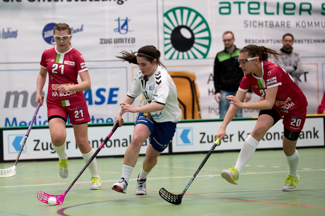 Juniorinnen U21B Aufstiegsspiele U21A 3. Spiel. Zug United steigt mit drei Siegen in die U21 A Liga auf und hat somit alle Nachwuchsteams in der höchsten Liga. UHC Waldkirch-St. Gallen steigt in die U21B ab. 
Zug United - UHC Waldkirch-St. Gallen 5:2 am 7. April 2019 in der Sporthalle der Kantonsschule Zug 
Bild: Michael Peter
