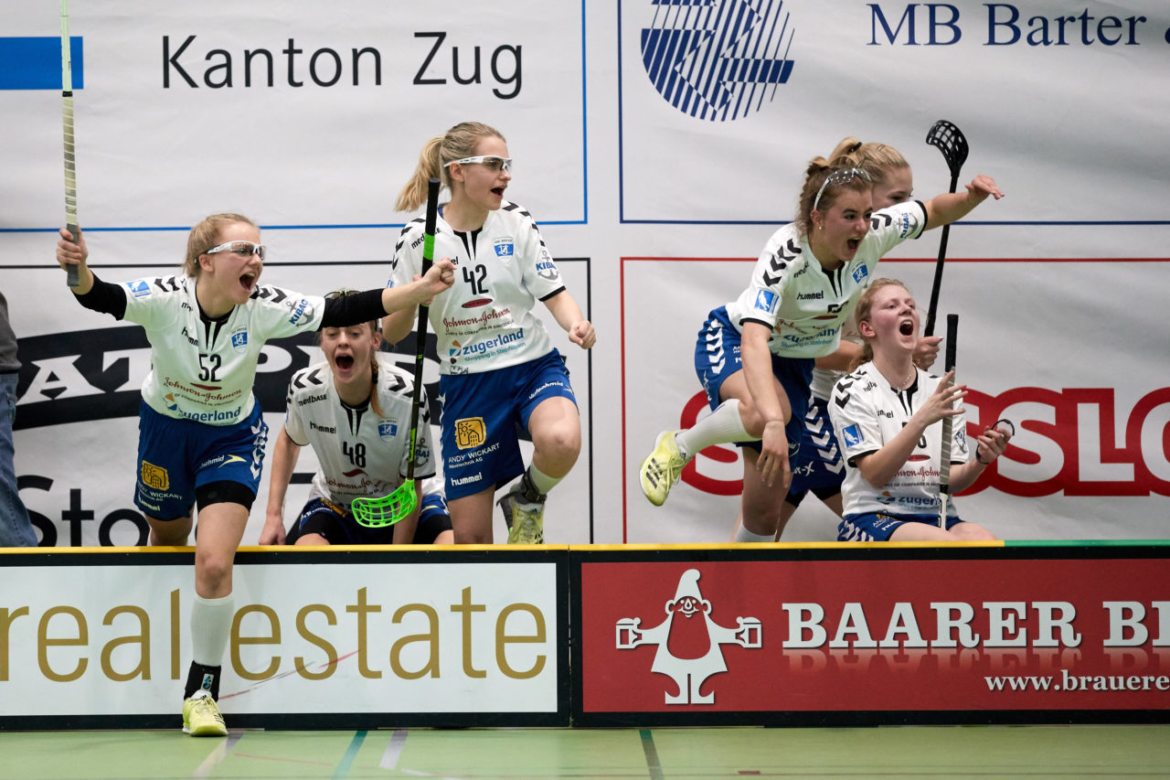 Juniorinnen U21B Aufstiegsspiele U21A 3. Spiel. Zug United steigt mit drei Siegen in die U21 A Liga auf und hat somit alle Nachwuchsteams in der höchsten Liga. UHC Waldkirch-St. Gallen steigt in die U21B ab. 
Zug United - UHC Waldkirch-St. Gallen 5:2 am 7. April 2019 in der Sporthalle der Kantonsschule Zug 
Bild: Michael Peter
