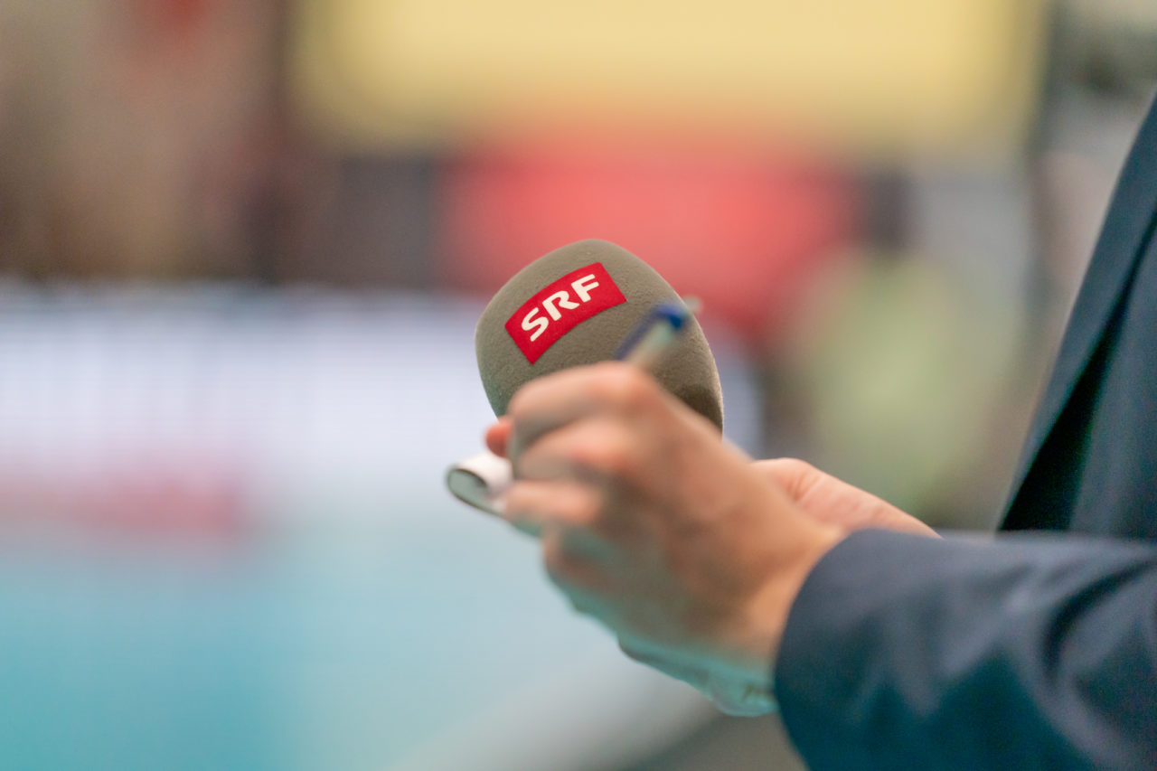 Turnhalle Lust (Maienfeld), 20.04.2019, Unihockey Herren NLA 1/2-Final Spiel 6, Alligator Malans - GC Unihockey, SRF war beim Spiel vor Ort

(Claudio Schwarz, unihockey-fotos.ch)

Copyright: Claudio Schwarz, unihockey-fotos.ch – Dieses Bild wurde durch swiss unihockey lizenziert und darf ausschliesslich auf den Online-Kanälen von swiss unihockey verwendet werden. Die redaktionelle oder kommerzielle Nutzung durch Dritte (Medien, Vereine, Unternehmen oder Privatpersonen) per Download von diesem flickr-Account ist ausgeschlossen. Das Bild kann bei Interesse via unihockey-fotos.ch kostenpflichtig lizenziert werden. unihockey-fotos.ch behält sich vor, fehlbaren Medien, Vereinen, Unternehmen oder Privatpersonen Bilder mit einem Zuschlag in Rechnung zu stellen.