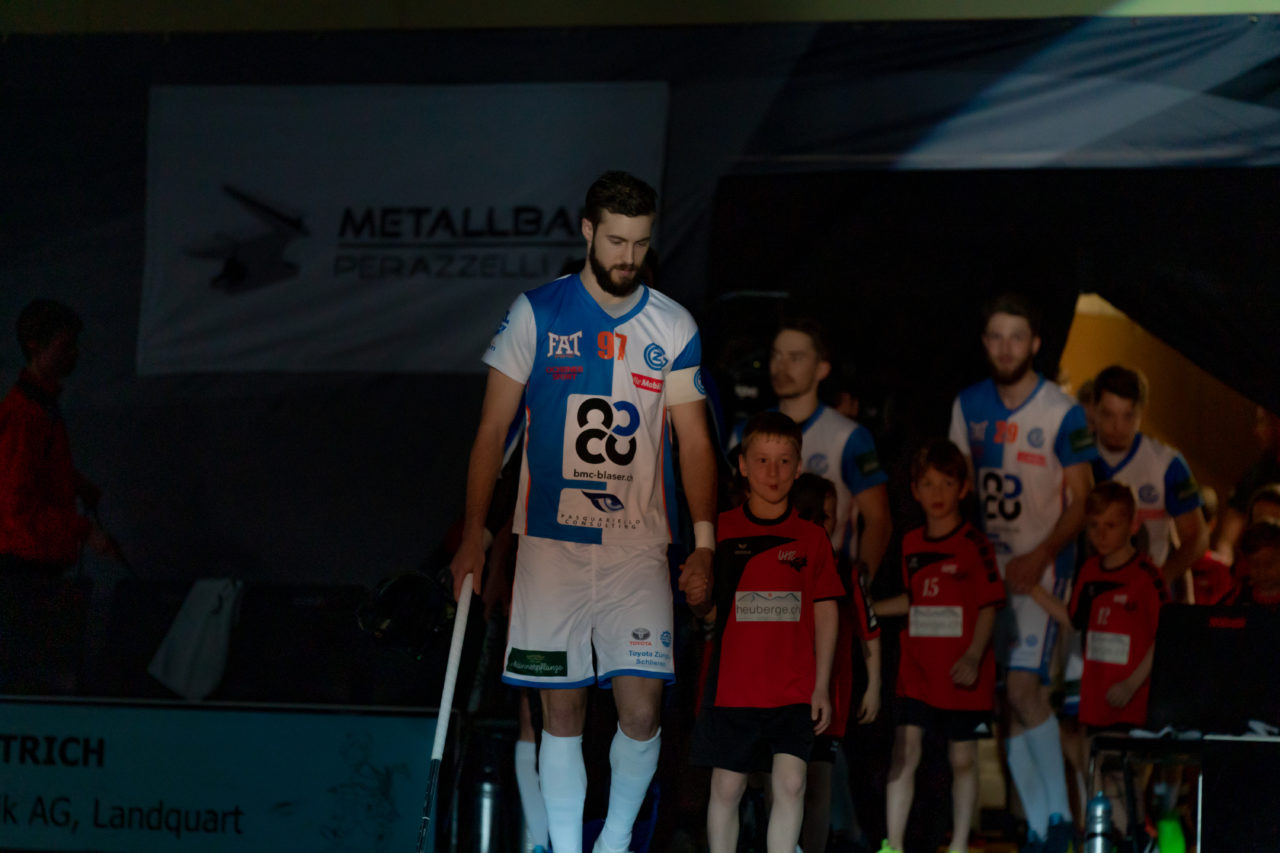 Turnhalle Lust (Maienfeld), 20.04.2019, Unihockey Herren NLA 1/2-Final Spiel 6, Alligator Malans - GC Unihockey, Luca Graf (Nr. 97, GC Unihockey) beim Einlaufen

(Claudio Schwarz, unihockey-fotos.ch)

Copyright: Claudio Schwarz, unihockey-fotos.ch – Dieses Bild wurde durch swiss unihockey lizenziert und darf ausschliesslich auf den Online-Kanälen von swiss unihockey verwendet werden. Die redaktionelle oder kommerzielle Nutzung durch Dritte (Medien, Vereine, Unternehmen oder Privatpersonen) per Download von diesem flickr-Account ist ausgeschlossen. Das Bild kann bei Interesse via unihockey-fotos.ch kostenpflichtig lizenziert werden. unihockey-fotos.ch behält sich vor, fehlbaren Medien, Vereinen, Unternehmen oder Privatpersonen Bilder mit einem Zuschlag in Rechnung zu stellen.