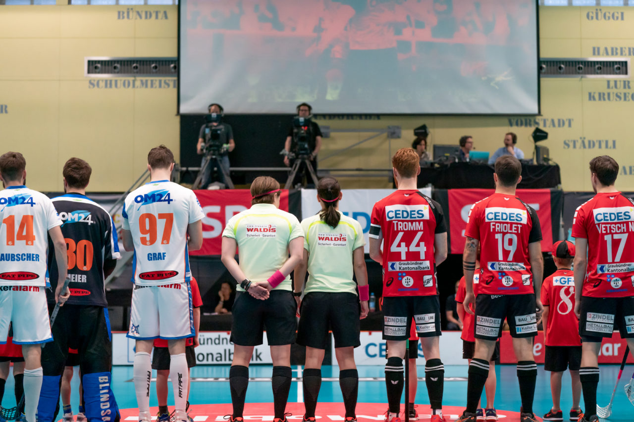 Turnhalle Lust (Maienfeld), 20.04.2019, Unihockey Herren NLA 1/2-Final Spiel 6, Alligator Malans - GC Unihockey, die Teams vor dem Spiel

(Claudio Schwarz, unihockey-fotos.ch)

Copyright: Claudio Schwarz, unihockey-fotos.ch – Dieses Bild wurde durch swiss unihockey lizenziert und darf ausschliesslich auf den Online-Kanälen von swiss unihockey verwendet werden. Die redaktionelle oder kommerzielle Nutzung durch Dritte (Medien, Vereine, Unternehmen oder Privatpersonen) per Download von diesem flickr-Account ist ausgeschlossen. Das Bild kann bei Interesse via unihockey-fotos.ch kostenpflichtig lizenziert werden. unihockey-fotos.ch behält sich vor, fehlbaren Medien, Vereinen, Unternehmen oder Privatpersonen Bilder mit einem Zuschlag in Rechnung zu stellen.