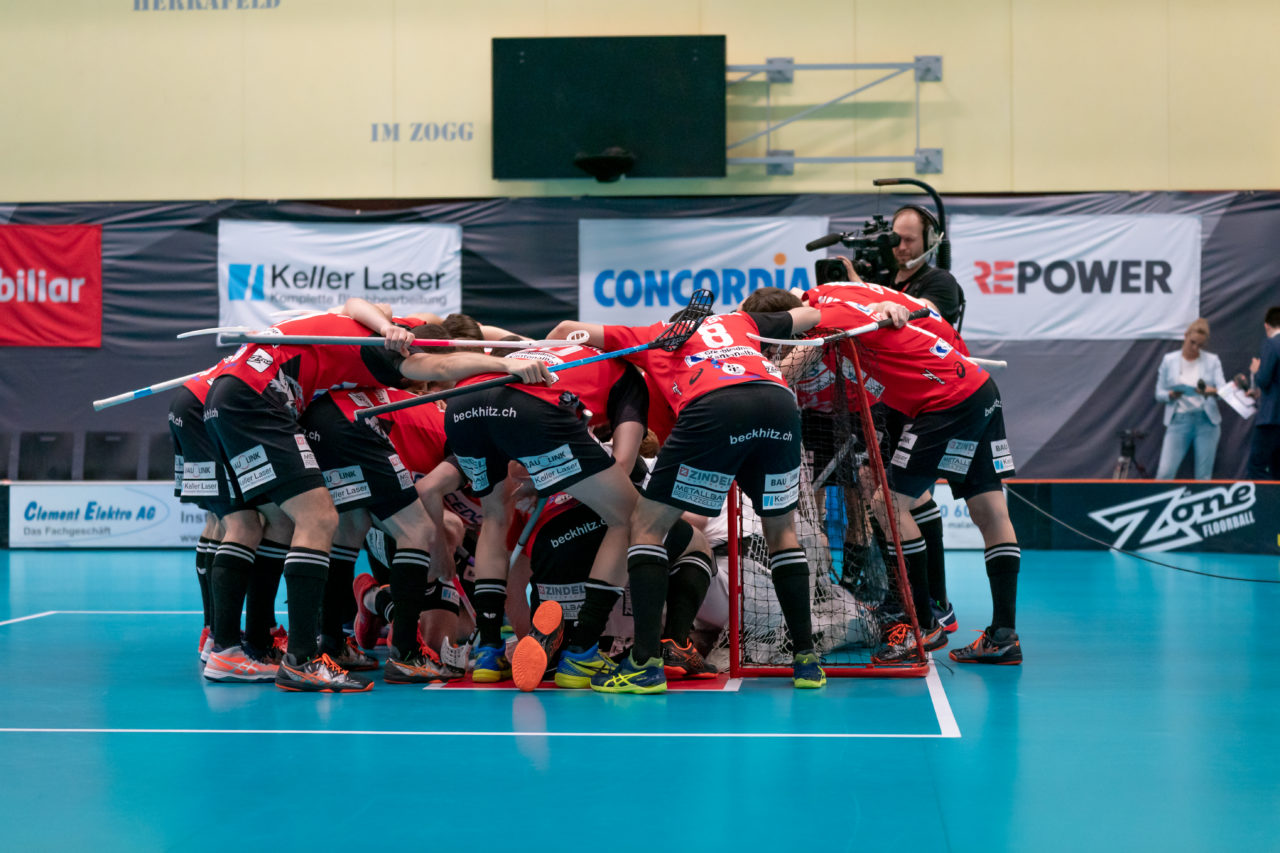 Turnhalle Lust (Maienfeld), 20.04.2019, Unihockey Herren NLA 1/2-Final Spiel 6, Alligator Malans - GC Unihockey, Alligator Malans vor dem Spiel

(Claudio Schwarz, unihockey-fotos.ch)

Copyright: Claudio Schwarz, unihockey-fotos.ch – Dieses Bild wurde durch swiss unihockey lizenziert und darf ausschliesslich auf den Online-Kanälen von swiss unihockey verwendet werden. Die redaktionelle oder kommerzielle Nutzung durch Dritte (Medien, Vereine, Unternehmen oder Privatpersonen) per Download von diesem flickr-Account ist ausgeschlossen. Das Bild kann bei Interesse via unihockey-fotos.ch kostenpflichtig lizenziert werden. unihockey-fotos.ch behält sich vor, fehlbaren Medien, Vereinen, Unternehmen oder Privatpersonen Bilder mit einem Zuschlag in Rechnung zu stellen.