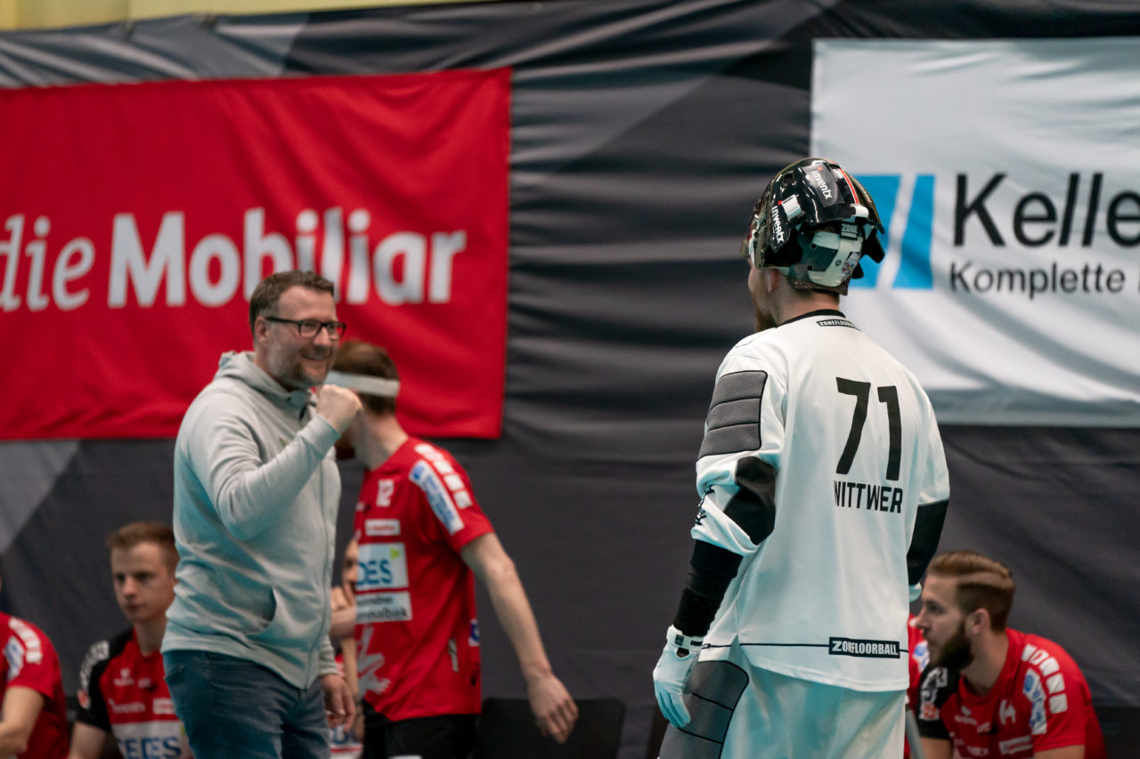 Turnhalle Lust (Maienfeld), 20.04.2019, Unihockey Herren NLA 1/2-Final Spiel 6, Alligator Malans - GC Unihockey, Jonas Wittwer (Nr. 71, Alligator Malans) vor dem Spiel

(Claudio Schwarz, unihockey-fotos.ch)

Copyright: Claudio Schwarz, unihockey-fotos.ch – Dieses Bild wurde durch swiss unihockey lizenziert und darf ausschliesslich auf den Online-Kanälen von swiss unihockey verwendet werden. Die redaktionelle oder kommerzielle Nutzung durch Dritte (Medien, Vereine, Unternehmen oder Privatpersonen) per Download von diesem flickr-Account ist ausgeschlossen. Das Bild kann bei Interesse via unihockey-fotos.ch kostenpflichtig lizenziert werden. unihockey-fotos.ch behält sich vor, fehlbaren Medien, Vereinen, Unternehmen oder Privatpersonen Bilder mit einem Zuschlag in Rechnung zu stellen.