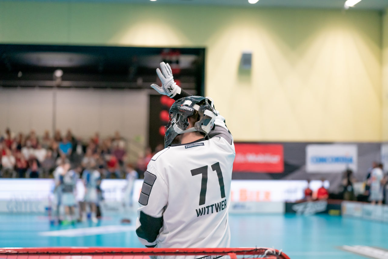 Turnhalle Lust (Maienfeld), 20.04.2019, Unihockey Herren NLA 1/2-Final Spiel 6, Alligator Malans - GC Unihockey, Jonas Wittwer (Nr. 71, Alligator Malans) vor dem Spiel

(Claudio Schwarz, unihockey-fotos.ch)

Copyright: Claudio Schwarz, unihockey-fotos.ch – Dieses Bild wurde durch swiss unihockey lizenziert und darf ausschliesslich auf den Online-Kanälen von swiss unihockey verwendet werden. Die redaktionelle oder kommerzielle Nutzung durch Dritte (Medien, Vereine, Unternehmen oder Privatpersonen) per Download von diesem flickr-Account ist ausgeschlossen. Das Bild kann bei Interesse via unihockey-fotos.ch kostenpflichtig lizenziert werden. unihockey-fotos.ch behält sich vor, fehlbaren Medien, Vereinen, Unternehmen oder Privatpersonen Bilder mit einem Zuschlag in Rechnung zu stellen.